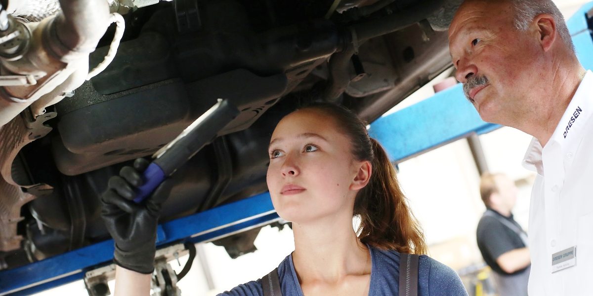 Die angehende Kfz-Mechatronikerin Elisa Escher mit ihrem Chef Thomas Hornung (Autohaus Dresen, Mönchengladbach) Die angehende Kfz-Mechatronikerin Elisa Escher mit ihrem Chef Thomas Hornung (Autohaus Dresen, Mönchengladbach)