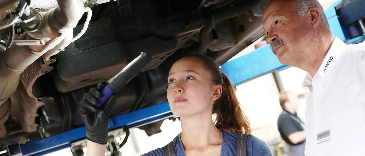 Die angehende Kfz-Mechatronikerin Elisa Escher mit ihrem Chef Thomas Hornung (Autohaus Dresen, Mönchengladbach) Die angehende Kfz-Mechatronikerin Elisa Escher mit ihrem Chef Thomas Hornung (Autohaus Dresen, Mönchengladbach)