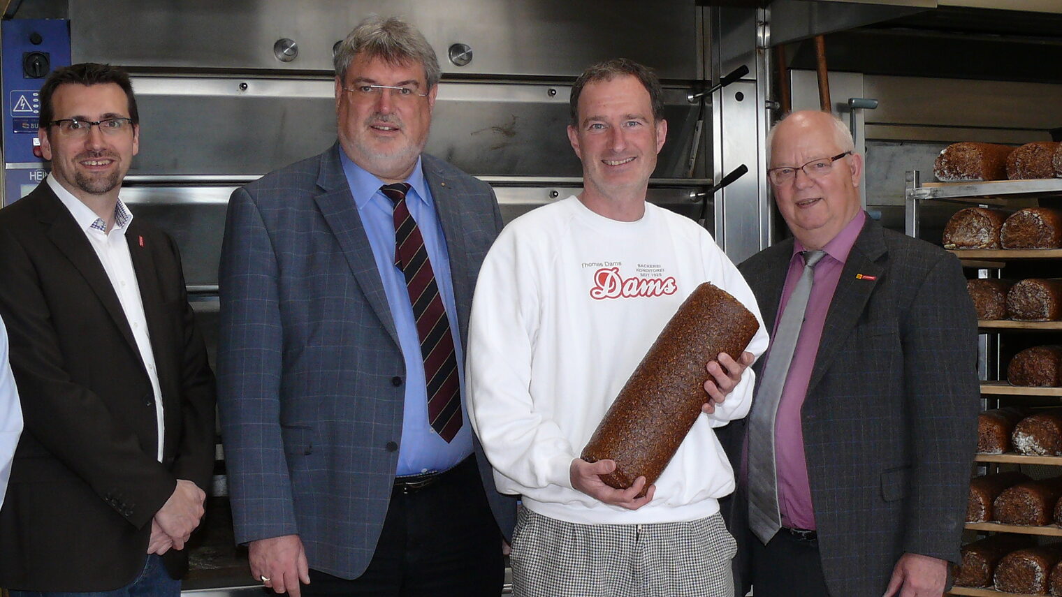 1. Station der Klimatour im Kreis Wesel 2016: Bäckerei Dams, Wesel-Ginderich: v.l.: Alexander Osliso, Klimaschutzmanager Stadt Hamminkeln; Peter Scharfenberg, Fachreferent des Zentrums für Umwelt und Energie der HWK Düsseldorf; Josef Lettgen, Geschäftsführer der Kreishandwerkerschaft Kreis Wesel; Thomas Dams, Bäckerei Dams; Ulrich Mertin, stv. Kreishandwerksmeister der Kreishandwerkerschaft Kreis Wesel