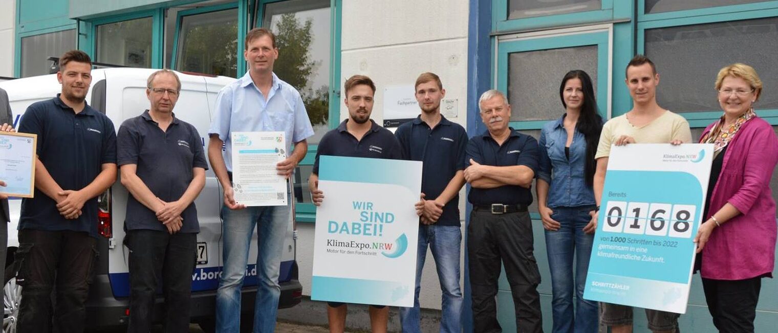 Wolfgang Jung, Geschäftsführer der KlimaExpo.NRW (1.v.l.), Markus Borowski, Geschäftsführer der Borowski GmbH (4.v.l) und Team, Gabriele Poth, Leiterin des Zentrums für Umwelt und Energie der Handwerkskammer Düsseldorf (1.v.r.). Das Unternehmen Borowski GmbH ist als 168. von 1.000 Schritten in die Zukunft offiziell in die KlimaExpo.NRW aufgenommen worden. Wolfgang Jung, Geschäftsführer der KlimaExpo.NRW (1.v.l.), Markus Borowski, Geschäftsführer der Borowski GmbH (4.v.l) und Team, Gabriele Poth, Leiterin des Zentrums für Umwelt und Energie der Handwerkskammer Düsseldorf (1.v.r.). Das Unternehmen Borowski GmbH ist als 168. von 1.000 Schritten in die Zukunft offiziell in die KlimaExpo.NRW aufgenommen worden.