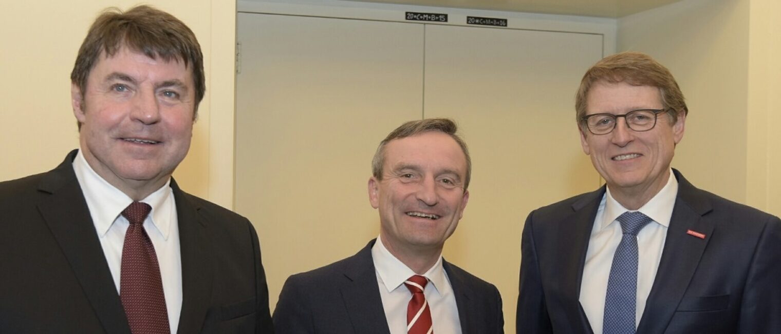 Das honorarfreie Pressefoto zeigt (v. l.) stv. Kreishandwerksmeister Georg Eickholt, Oberbürgermeister Thomas Geisel und Kreishandwerksmeister Thomas Dopheide bei der Unterzeichnung des "Masterplan Klimaschutz".