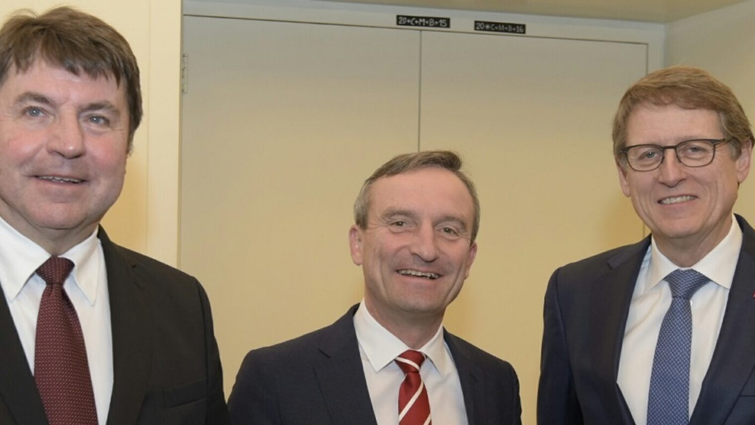 Das honorarfreie Pressefoto zeigt (v. l.) stv. Kreishandwerksmeister Georg Eickholt, Oberbürgermeister Thomas Geisel und Kreishandwerksmeister Thomas Dopheide bei der Unterzeichnung des "Masterplan Klimaschutz".