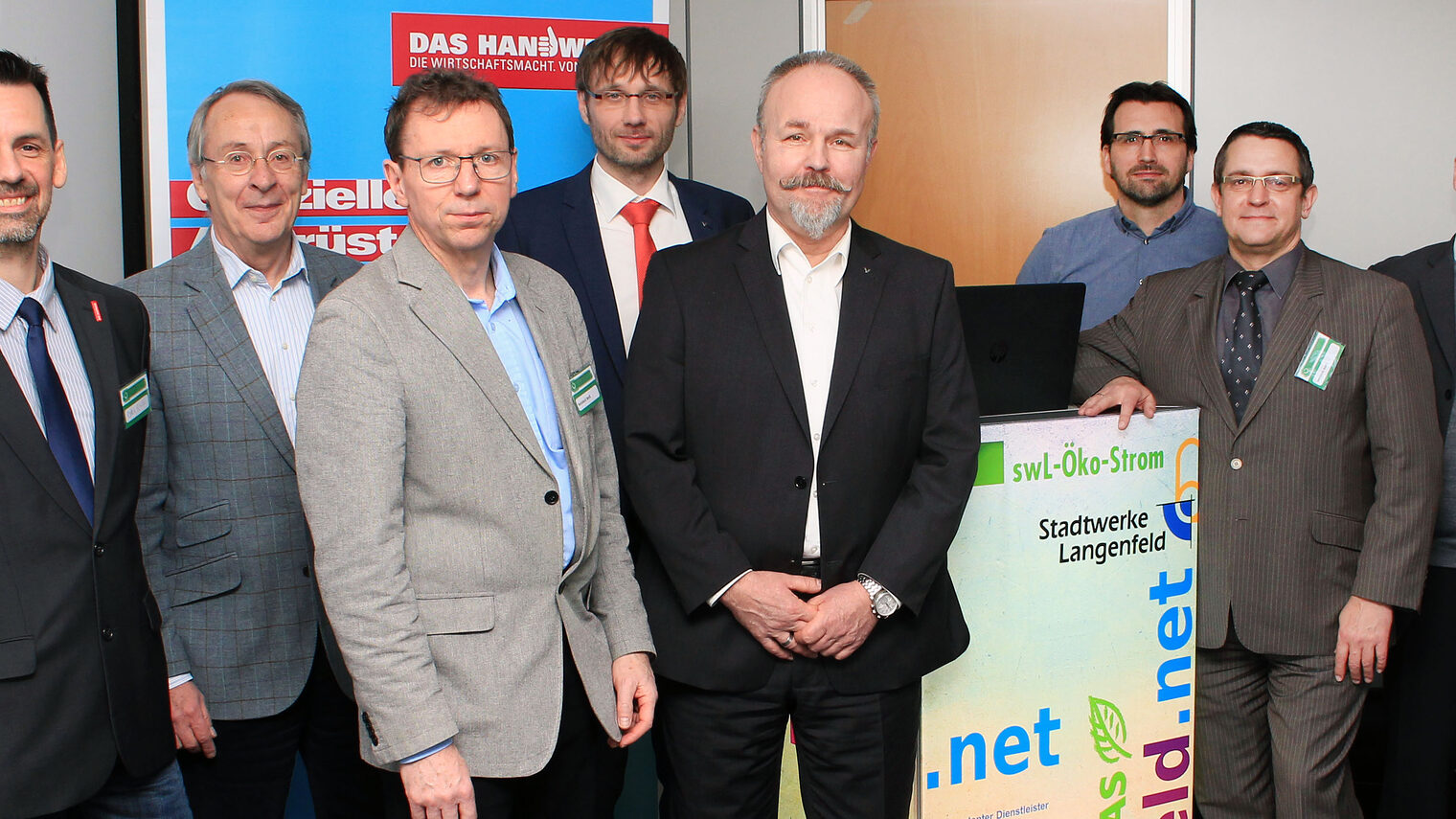 Von links: Dirk Schön (Zentrum für Umwelt und Energie der Handwerkskammer Düsseldorf), Martin Lindemann (Kreishandwerkerschaft des Kreises Mettmann), Reinhard Weiß (Stadtwerke Langenfeld GmbH), Sebastian Kwasny (Viessmann Deutschland GmbH), Uwe Fröhlich (Viessmann Deutschland GmbH), Peter Scharfenberg (Zentrum für Umwelt und Energie der Handwerkskammer Düsseldorf), Kersten Kerl (Stadtwerke Langenfeld GmbH), Udo Frohn (Viessmann Deutschland GmbH)