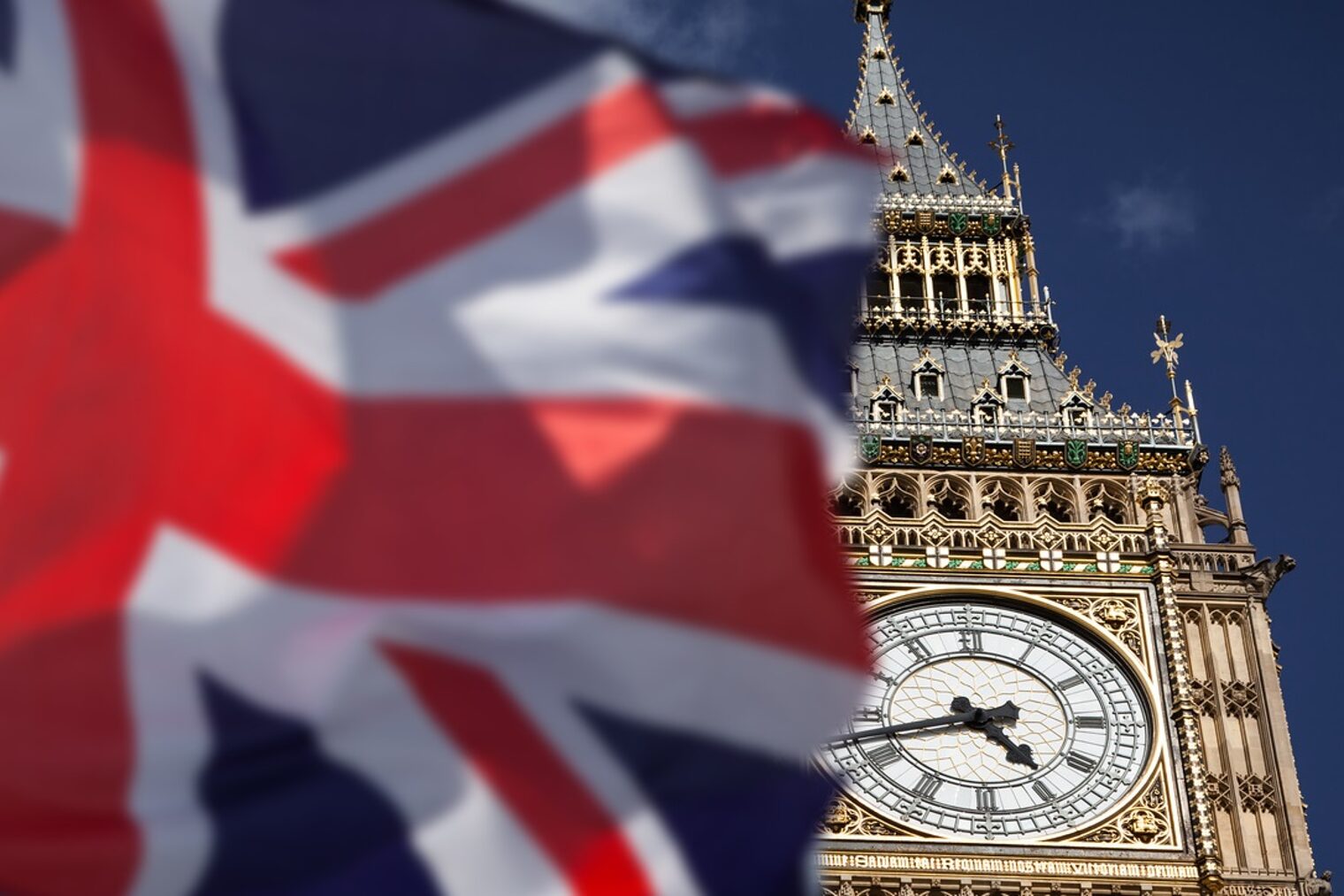 Eine britische Flagge wehrt vor Big Ben in London