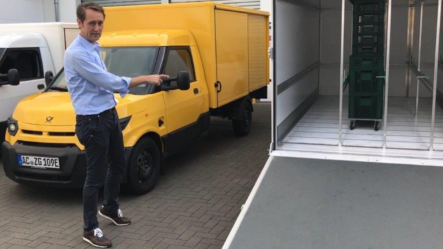 Bäcker Roland Schüren und seine Elektrotransporter.