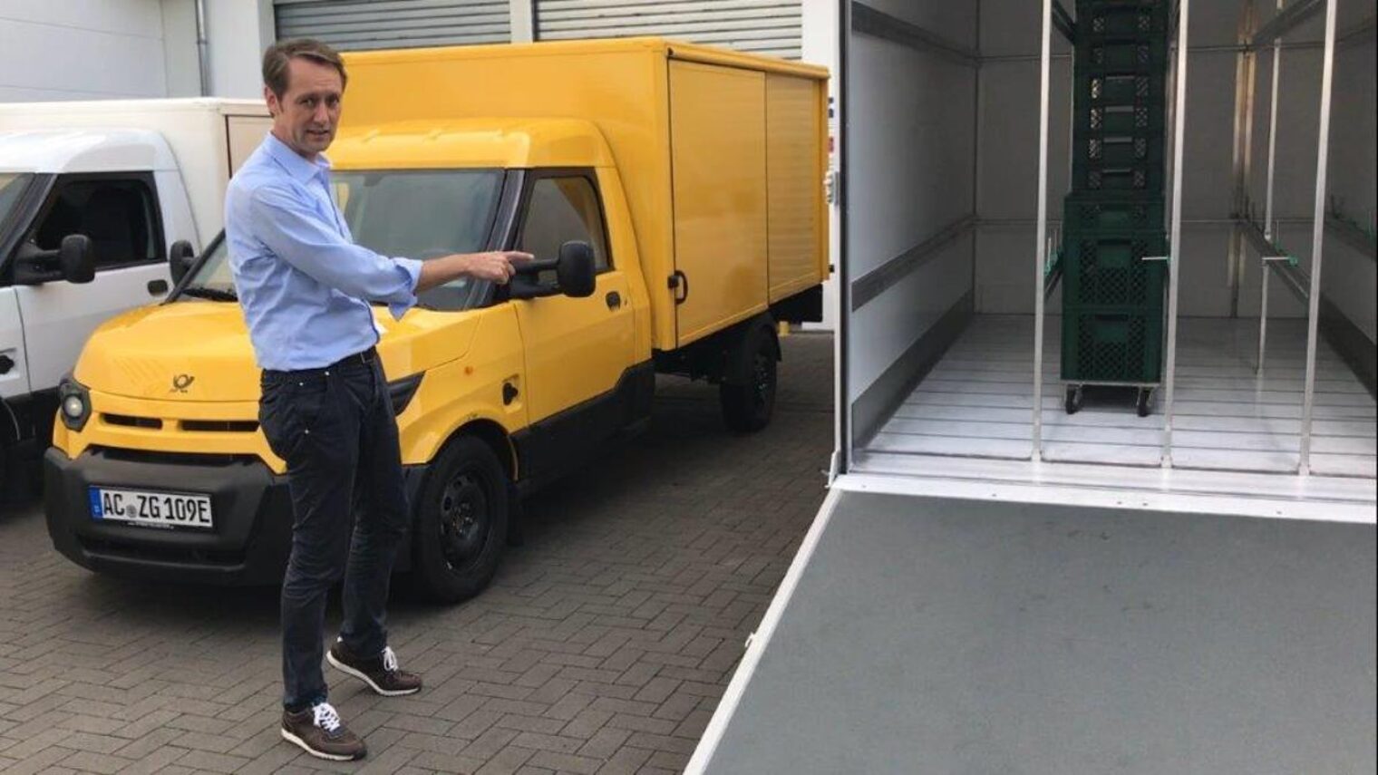 Roland Schüren mit dem Prototypen des Bakery Vehicle One, (gebaut von der Post-Tochter Street Scooter), der auf der IHM prominent ausgestellt sein wird.