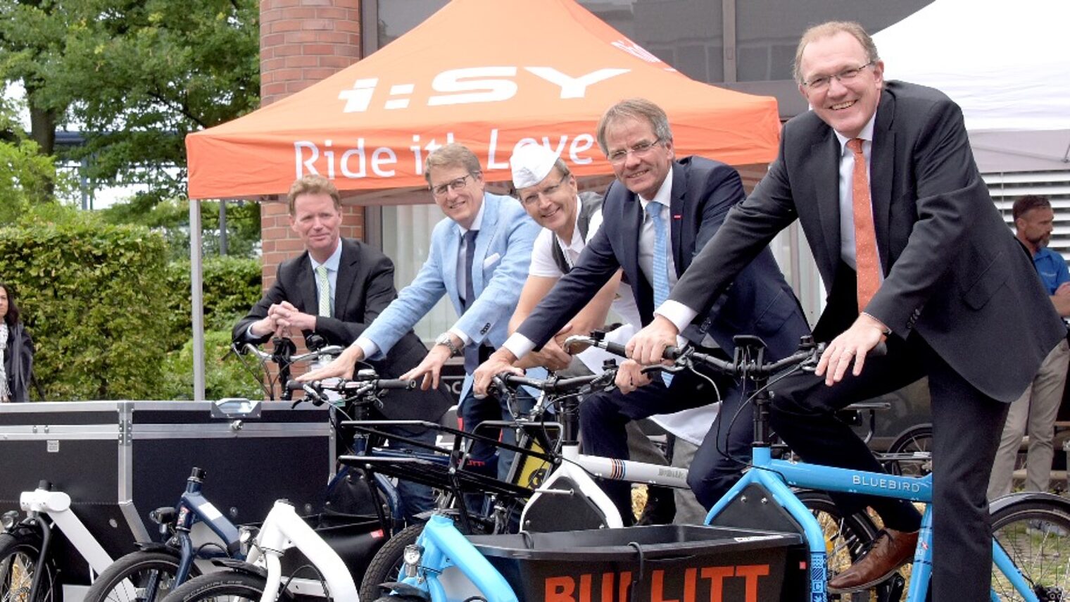 Am Start auf dem HWK-Parcours (v.l.) Ingo Pähler, Amt für Verkehrsmanagement, Kreishandwerksmeister Thomas Dopheide, Bäckermeister und stadtbekannter Lastenradfahrer Josef Hinkel, HWK-Präsident Andreas Ehlert, IHK-Hauptgeschäftsführer Gregor Berghausen.