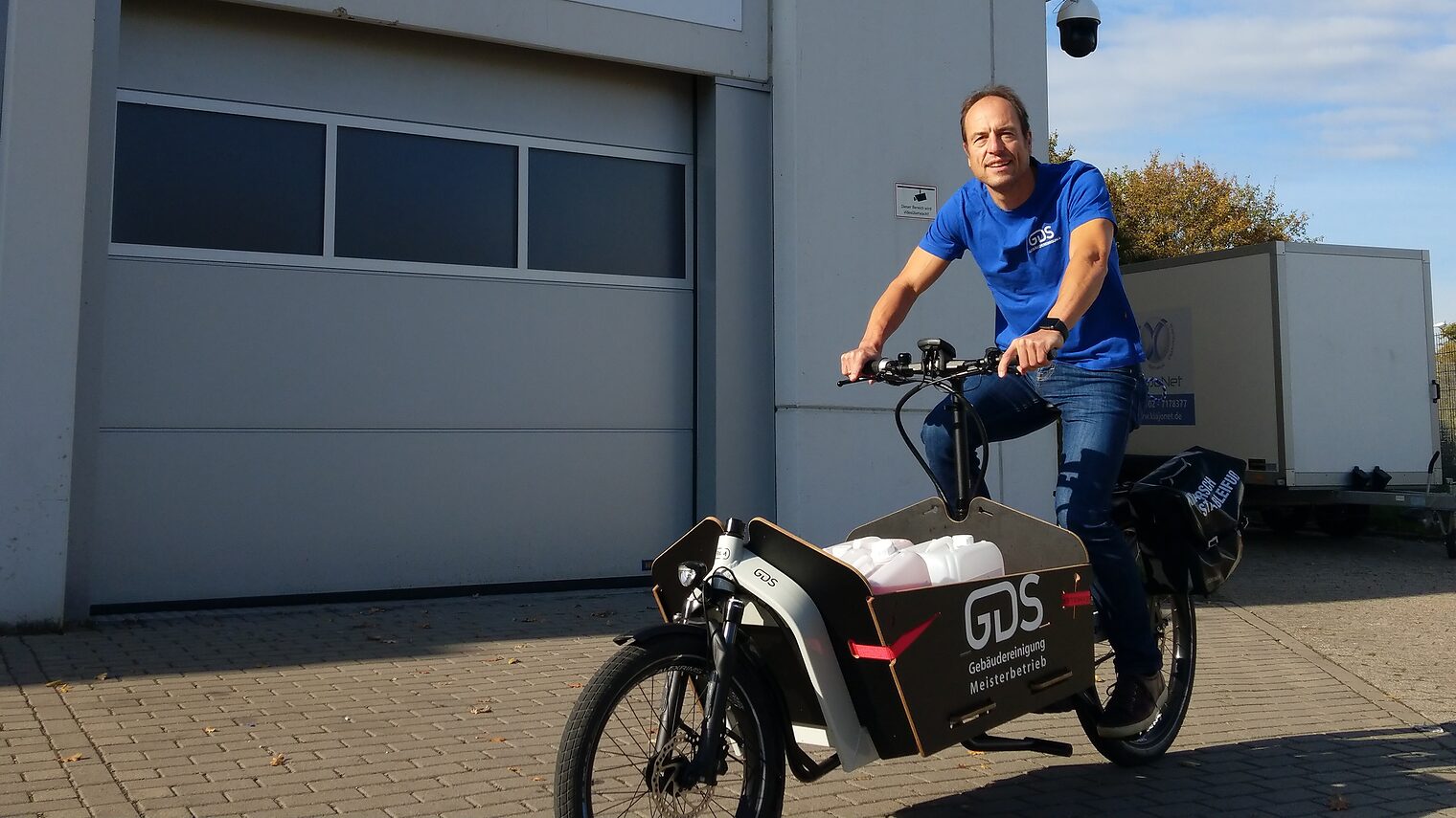 Der Chef selbst fährt mit einem E-Lastenrad zu seinen Kunden.