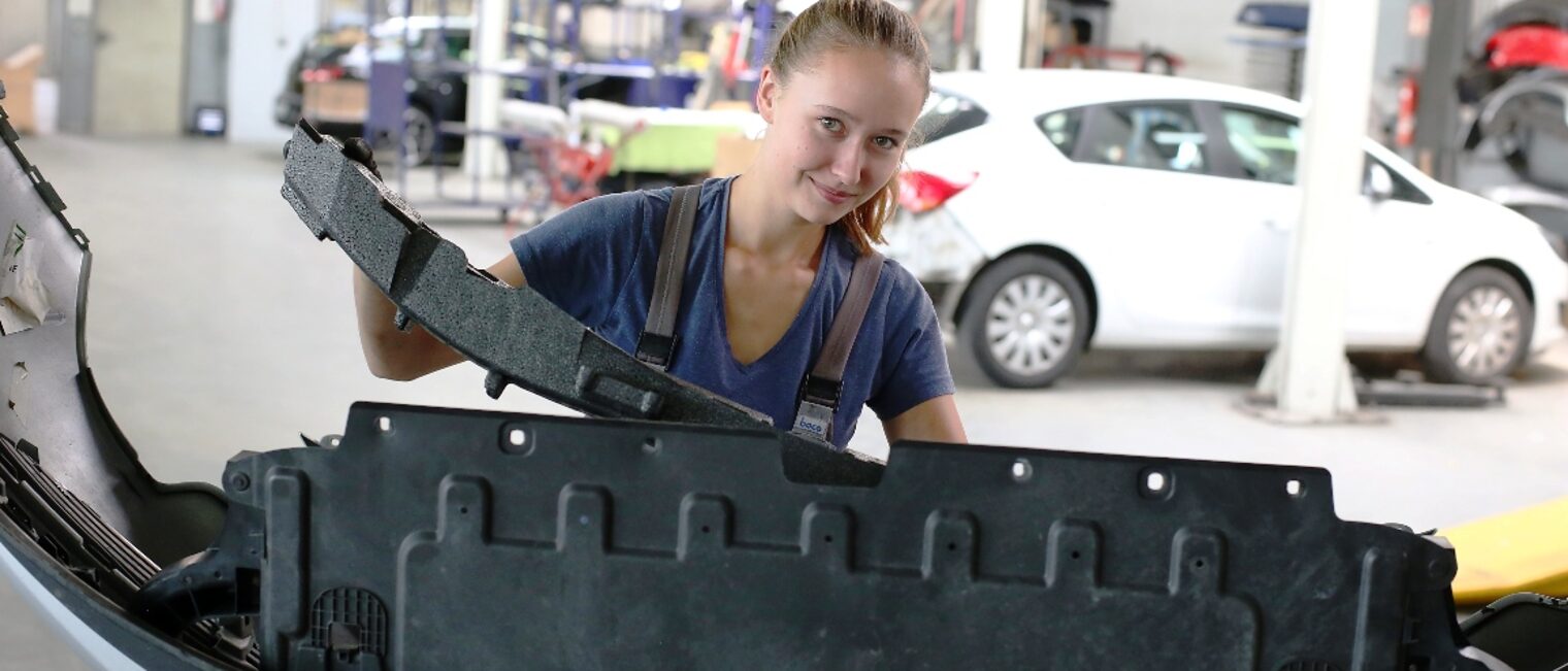 Elisa Escher wird im Autohaus Dresen zur Kfz-Mechatronikerin ausgebildet und absolviert ein triales Studium