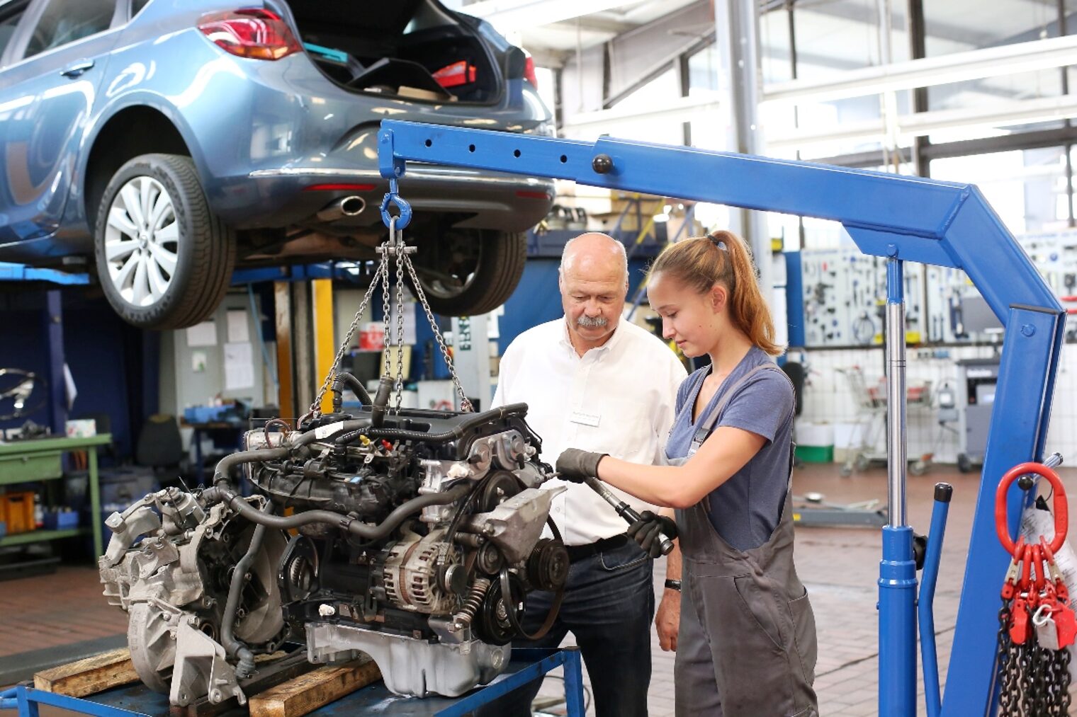 In der Werkstatt: die angehende Kfz-Mechatronikerin Elisa Escher mit Chef Thomas Hornung (Autohaus Dresen Mönchengladbach)