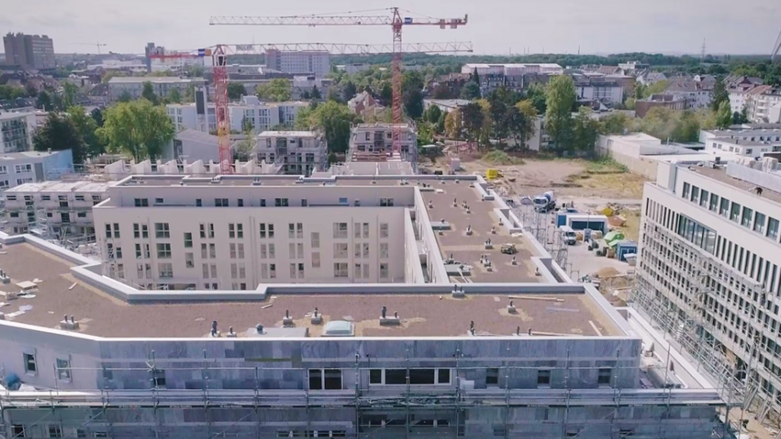 Luftaufnahme von der Baustelle eines großen Gebäudekomplexes in Düsseldorf.