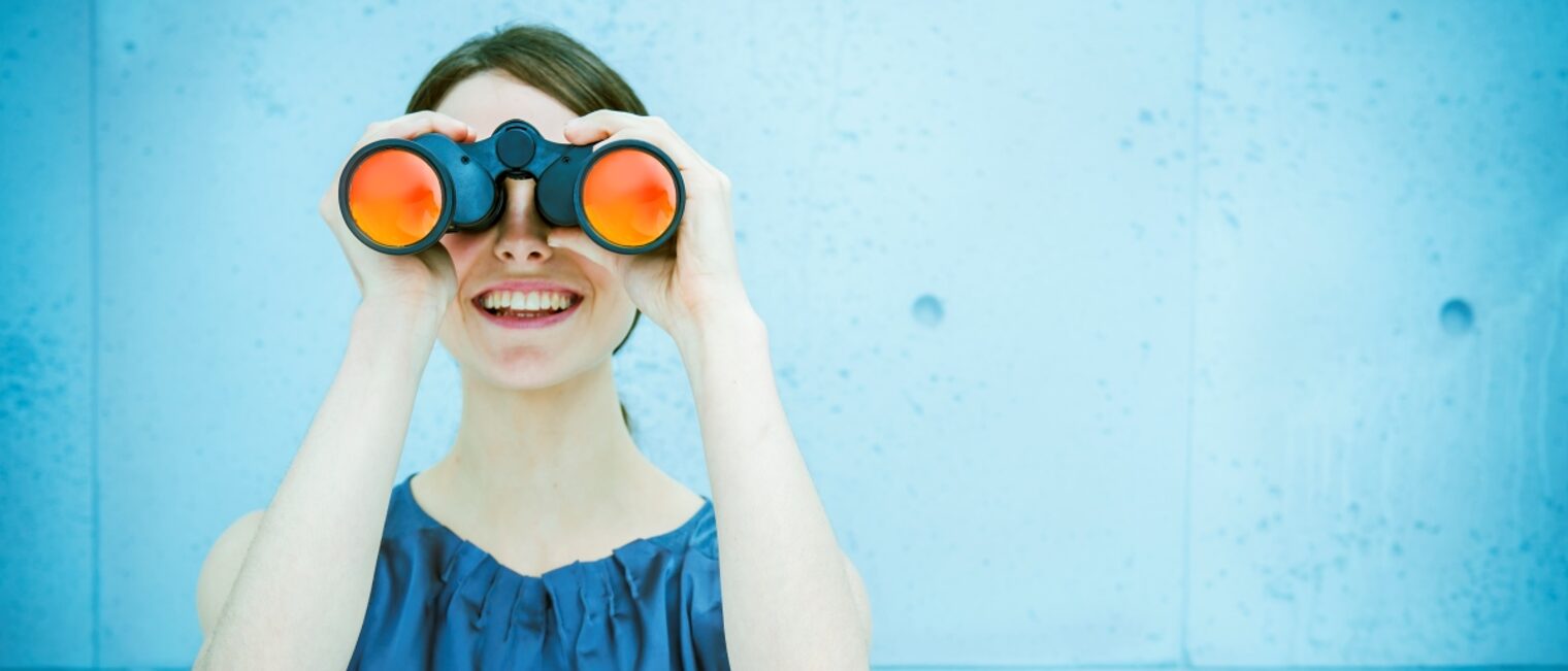Frau mit Fernglas