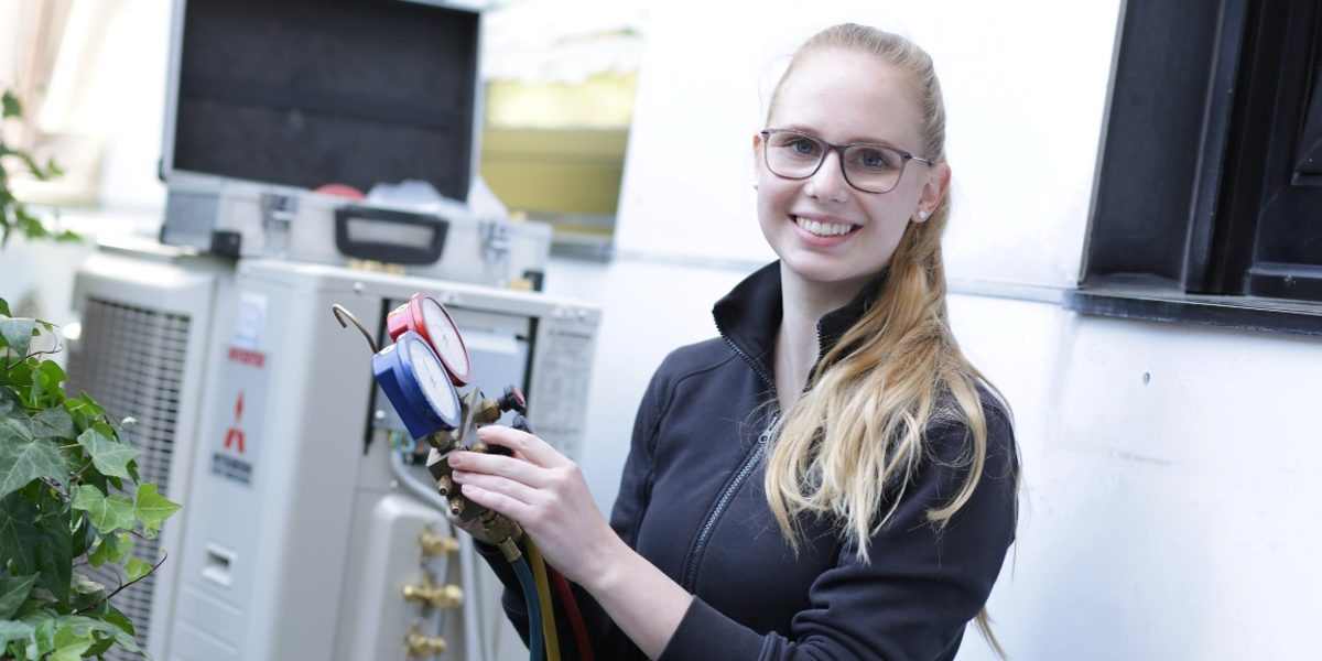 Lea Michaelis, angehende Mechatronikerin für Kältetechnik und triale Studentin Lea Michaelis, angehende Mechatronikerin für Kältetechnik und triale Studentin