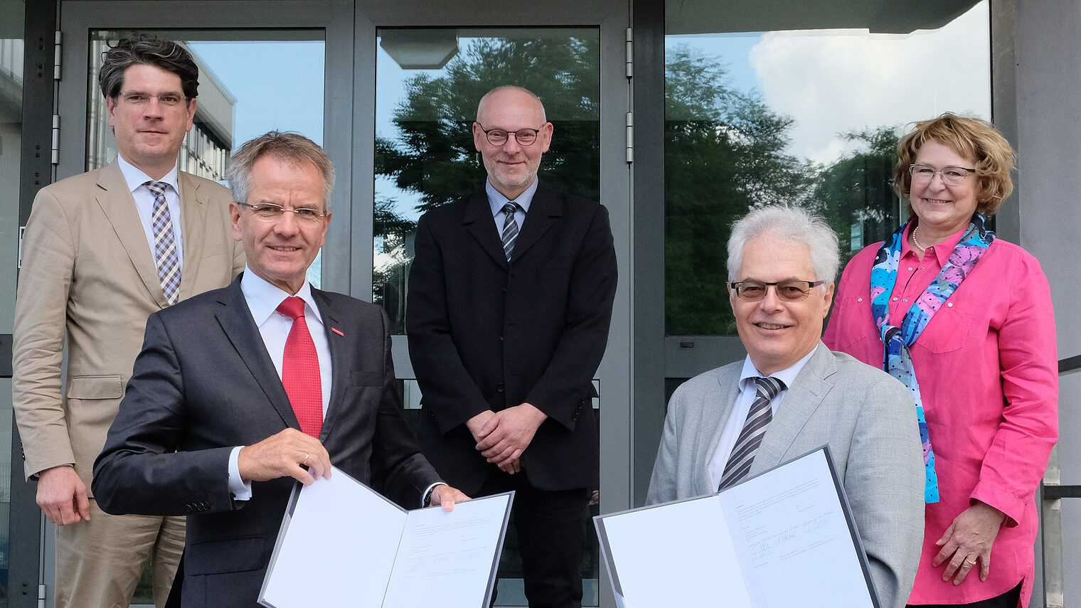 Unterzeichnung des Memorandum of Understanding in Oberhausen (v.l.): Prof. Dr. Hans Jörg Hennecke (Hauptgeschäftsführer HANDWERK.NRW), Andreas Ehlert (Präsident HANDWERK.NRW), Erich Jelen (Zirkuläre und Biobasierte Kunststoffe, Fraunhofer UMSICHT), Prof. Dr.-Ing. Eckhard Weidner (Institutsleiter des Fraunhofer UMSICHT) und Gabriele Poth (Handwerkskammer Düsseldorf, Leiterin Zentrum für Umwelt, Energie und Klima).