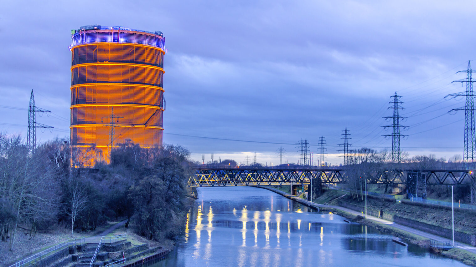 Gasometer Oberhausen Schlagwort(e): Bridge, Canal, Gasometer, Germany, Oberhausen