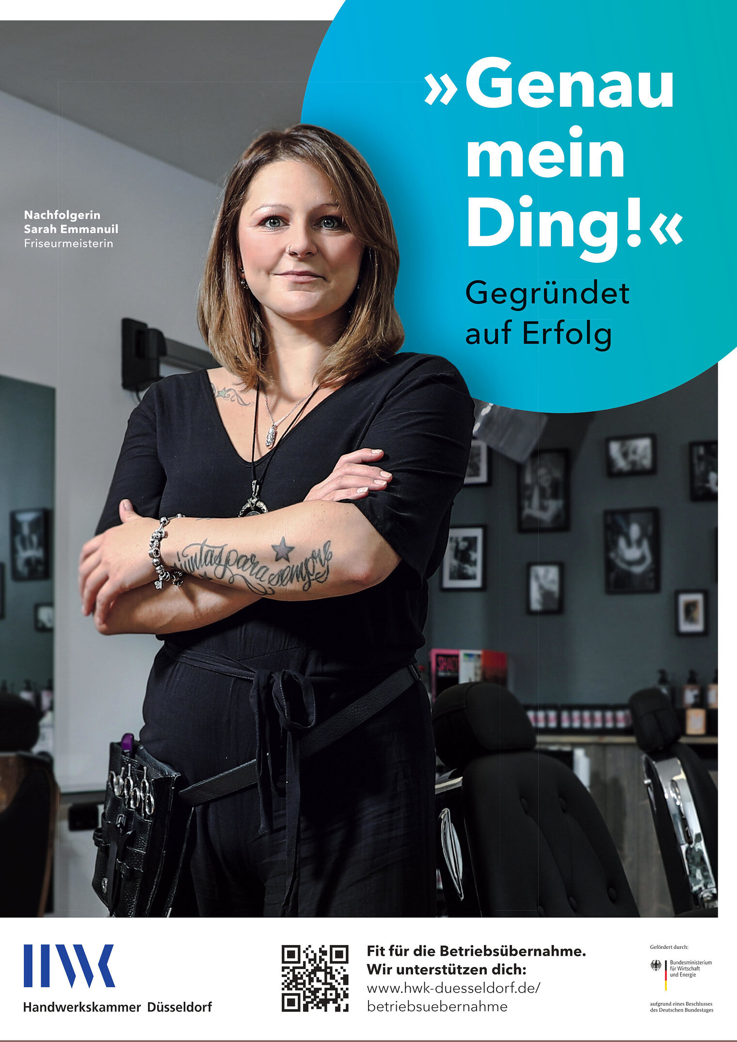 Friseurmeisterin steht in Salon. Auf Plakat ist ein Kreis mit Slogan "Genau mein Ding!" abgebildet.