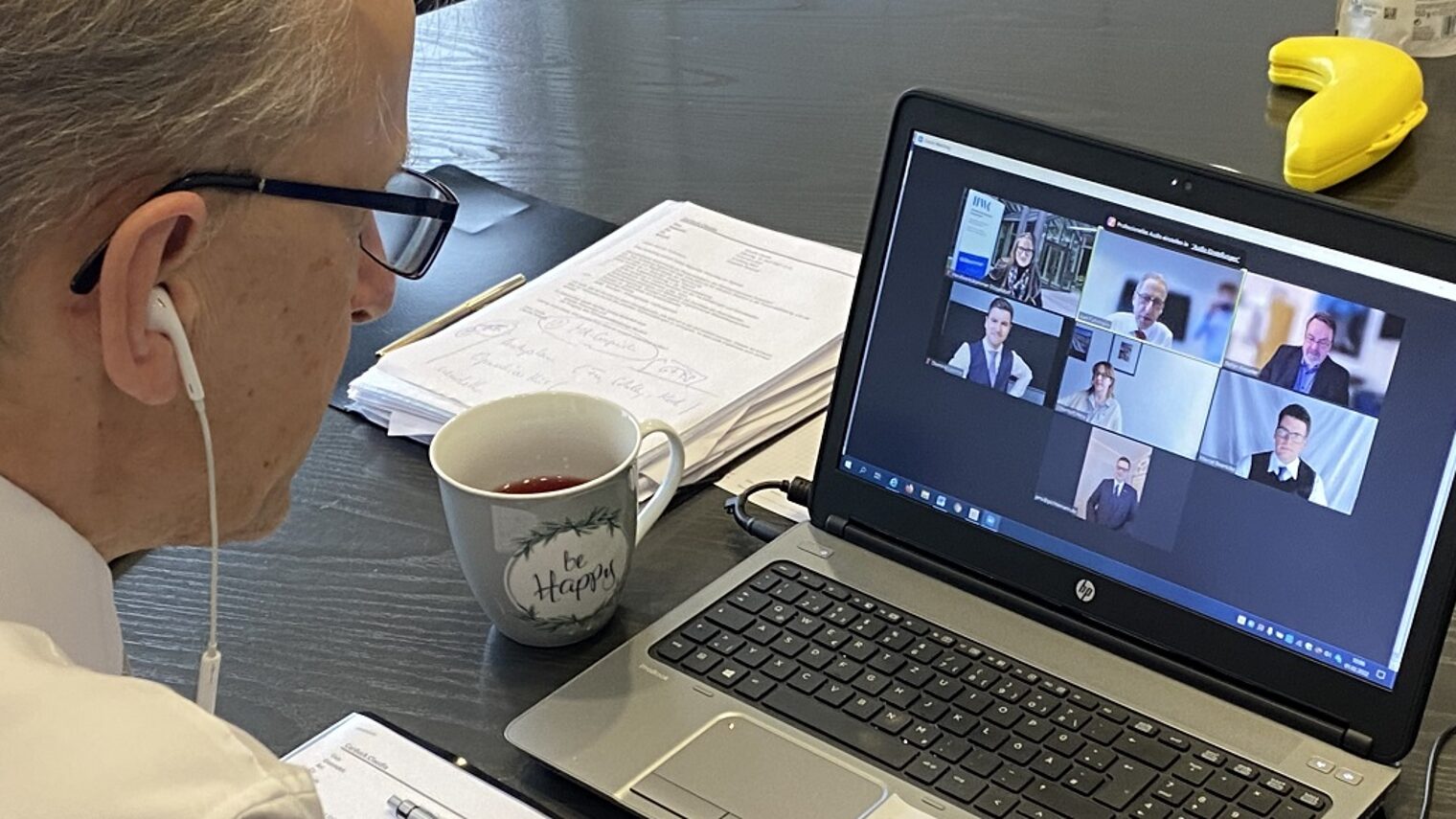 HWK Geschäftsführer Fuhrmann bei einer Videokonferenz schaut auf seinen Laptop.