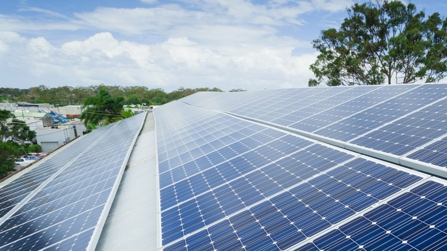 Solardach mit Solarzellen vor blauem Himmel