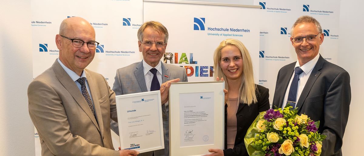 (v. l.): Dr. Thomas Grünewald, Präsident der Hochschule Niederrhein; Andreas Ehlert, Präsident der HWK Düsseldorf; Lina Höttges und Prof. Dr. Siegfried Kirsch, Dekan Wirtschaftsmathematik und Statistik Ehrung von Lina Höttges mit Urkunden und Blumenstrauß