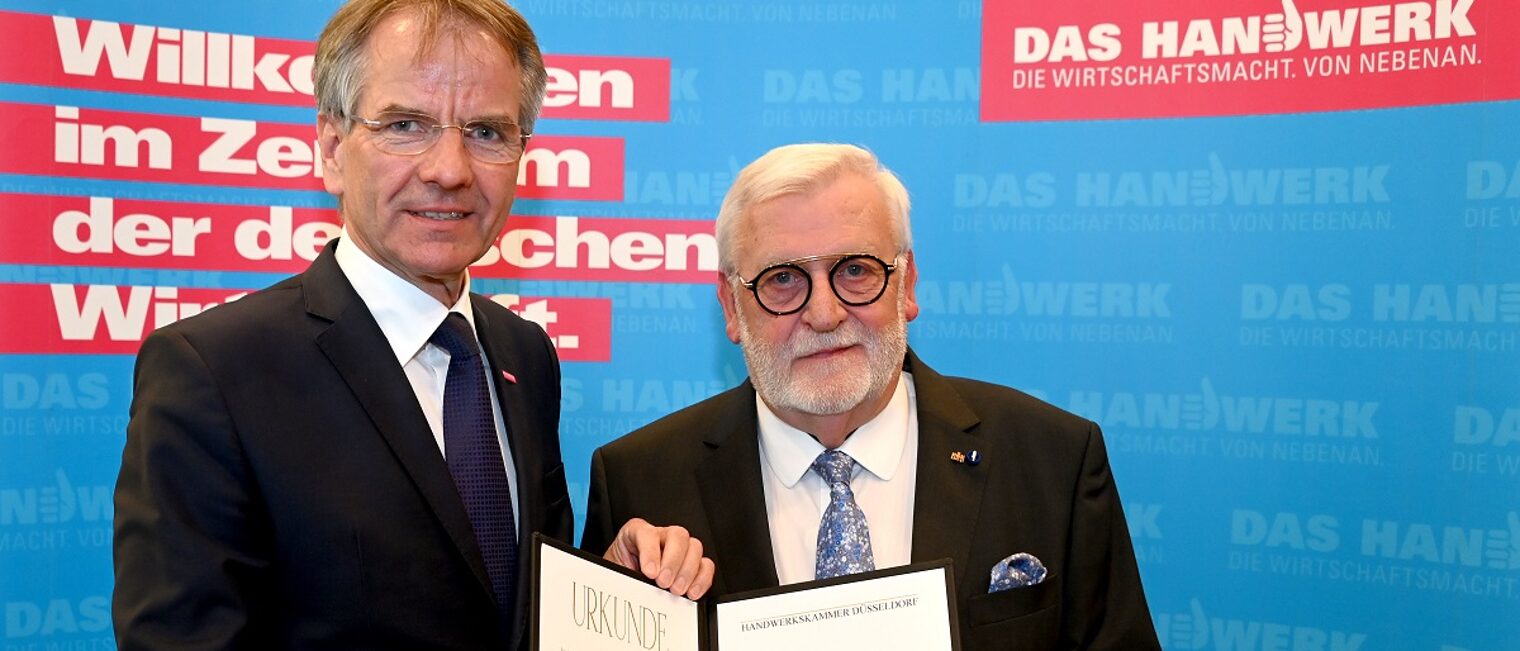 Verleihung des Goldenen Ehrenzeichens an Wolfgang Zocher (v. l.): Kammerpräsident Andreas Ehlert und Wolfgang Zocher