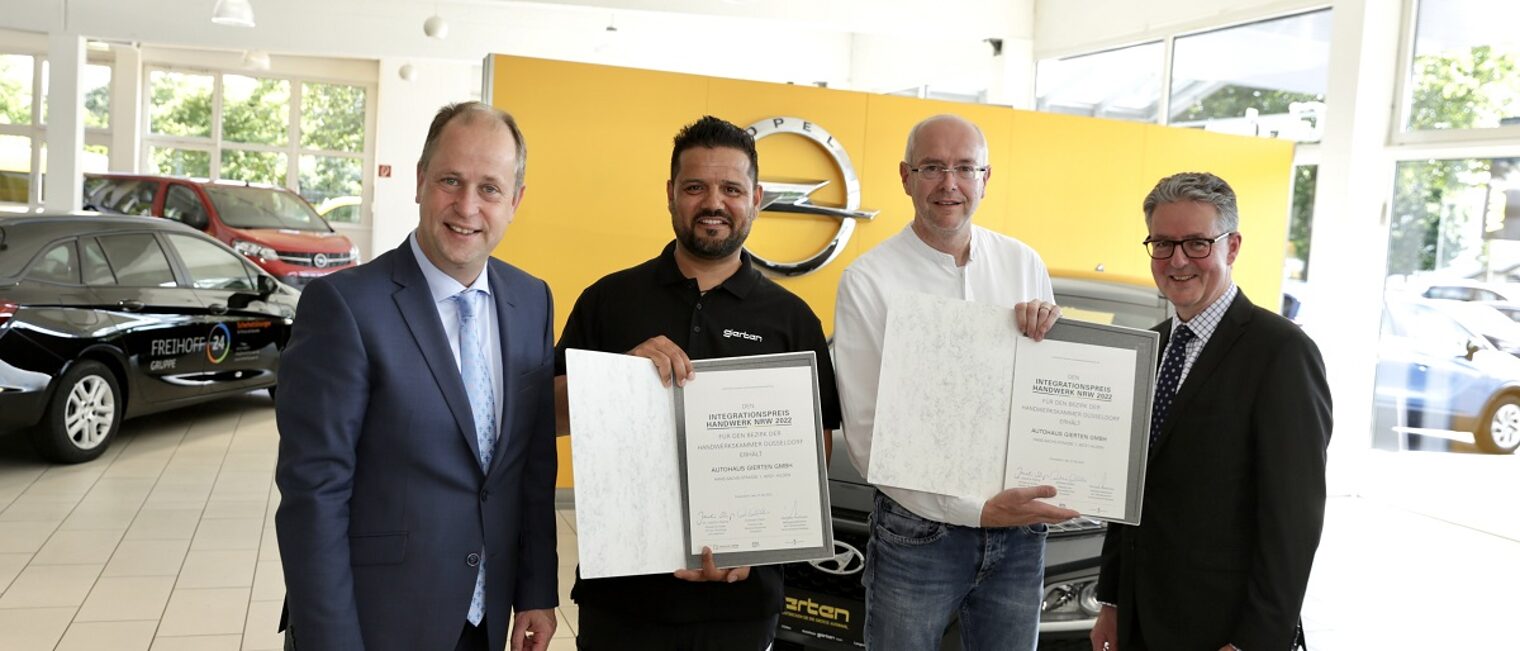 Verleihung des Integrationspreises (v. l.): Minister Dr. Stamp; Hamidullah Sulhdost; Ralf Gierten, GF Autohaus Gierten, Hilden und GF Dr. Henke