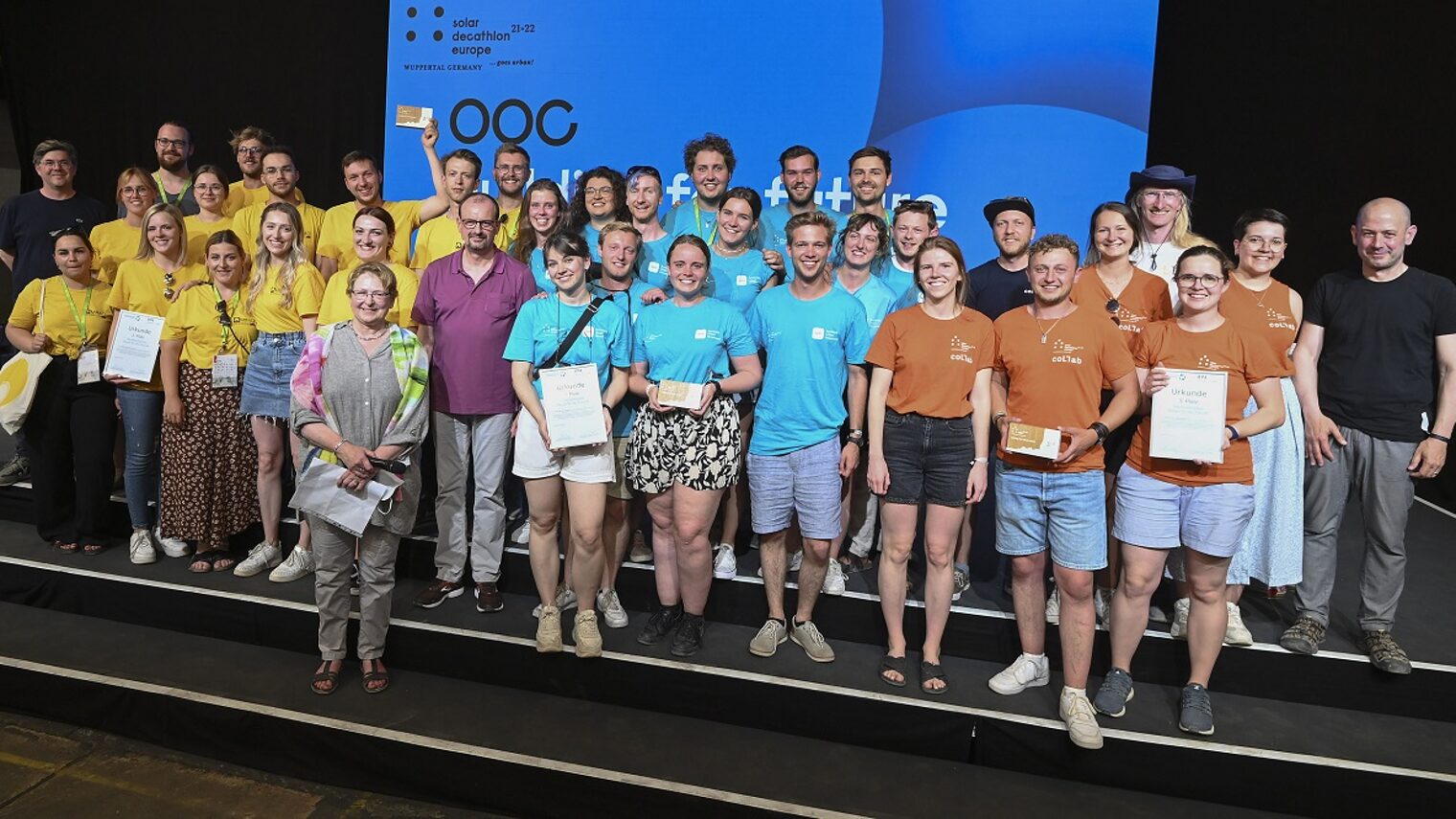 Die Siegerteams des Handwerks-Awards zusammen mit Arnd Krüger und Gabriele Poth (Mitte)