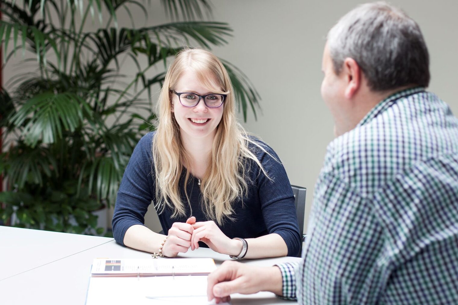 Eine junge Frau im Gespräch mit einem Ausbildungsberater oder Personaler.