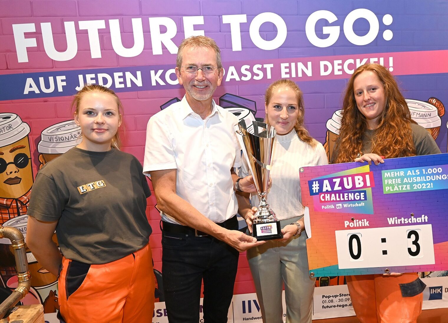(v. l.): Vivian Hasch, HWK-Vorstandsmitglied Frank Mund, IHK-Vizepräsidentin Désirée Bleckmann und Eva Weenen