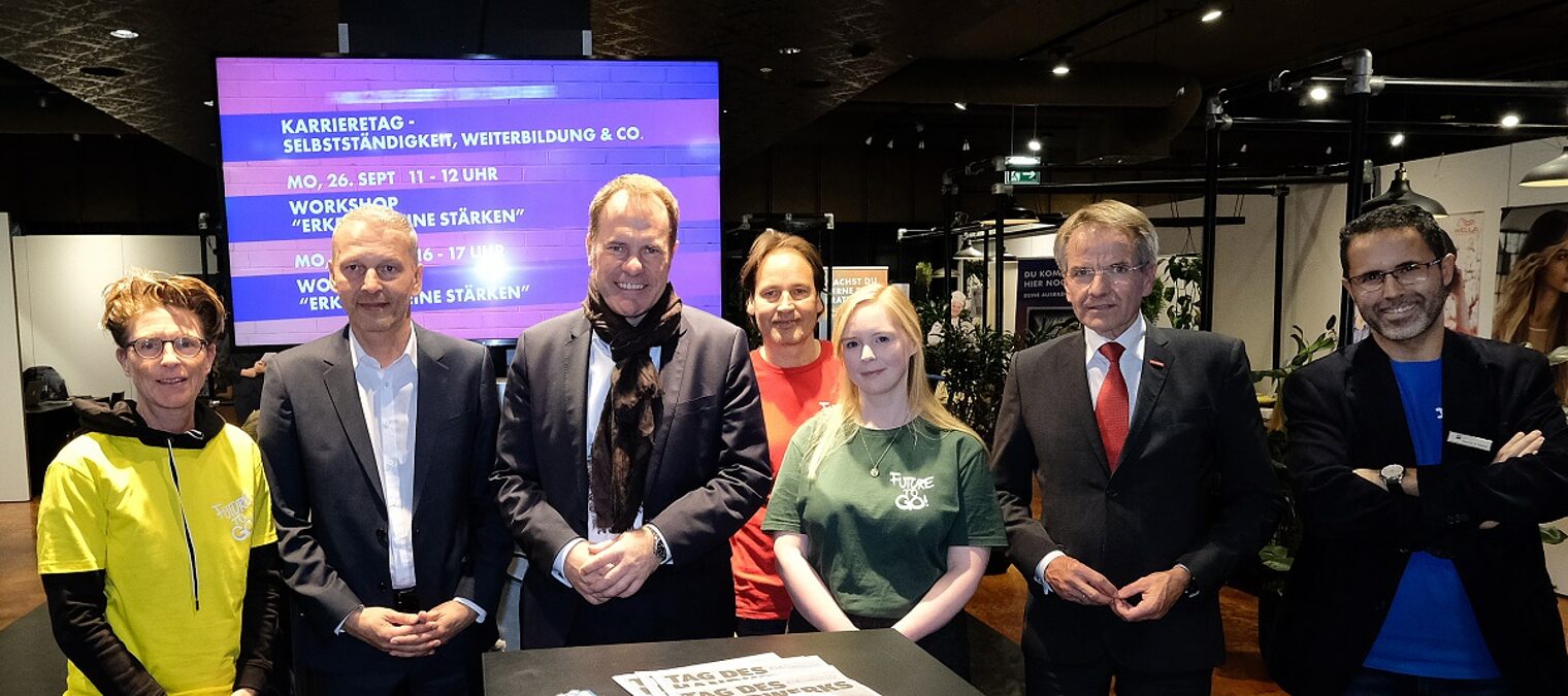 Dr. Stephan Keller (Mi.), Oberbürgermeister der Stadt Düsseldorf, bei seinem Besuch im Pop-Up-Store
