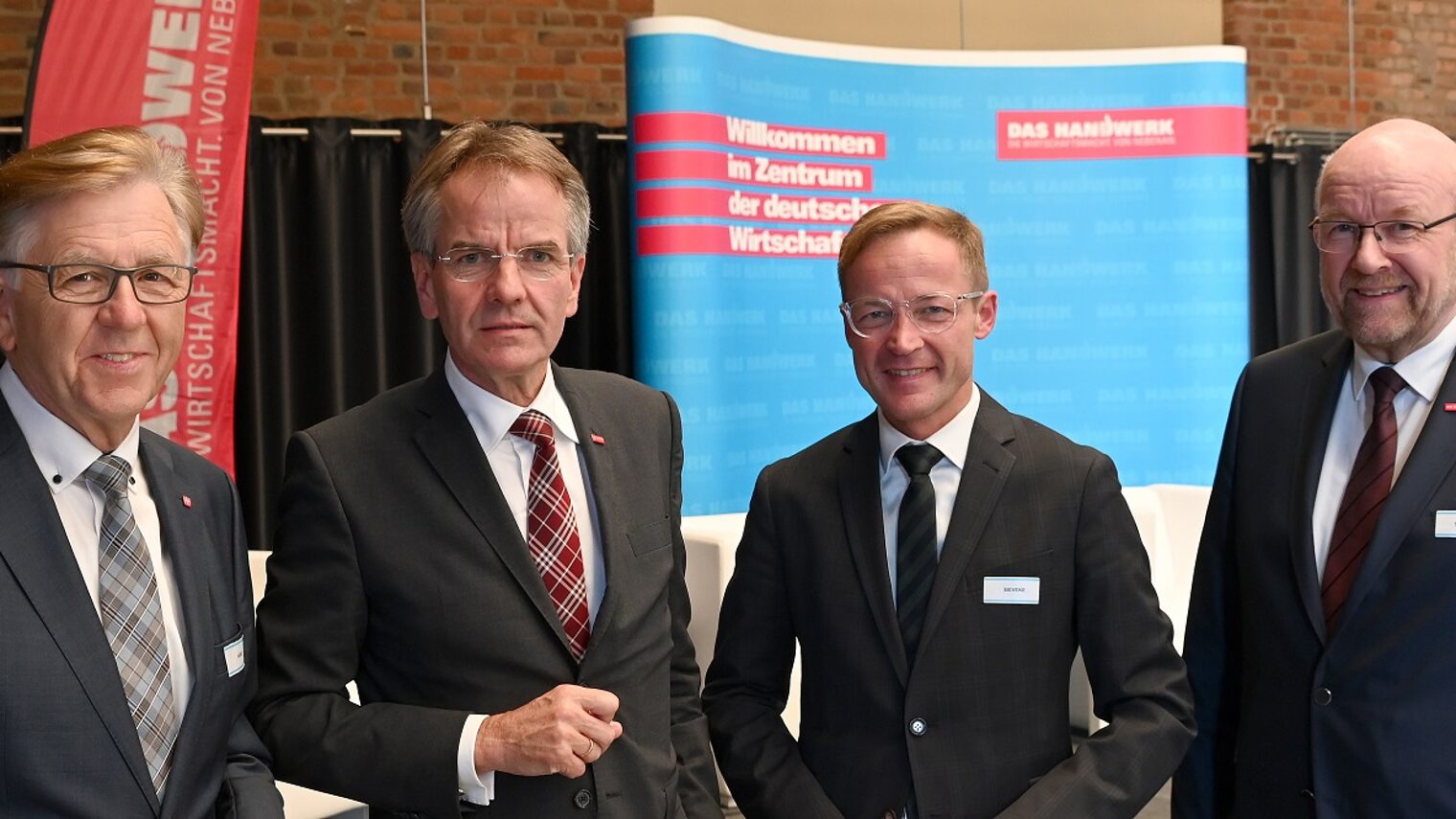 (v.l.) Hans Hund, Präsident HWK Münster, Andreas Ehlert, Präsident HWK Düsseldorf, Daniel Sieveke, Staatssekretär im Ministerium für Heimat, Kommunales, Bau und Digitalisierung, Berthold Schröder, Präsident HWK Dortmund