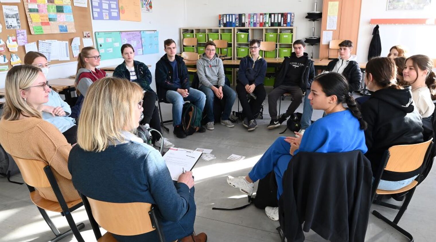 Schülerinnen und Schüler im Gespräch mit einer Handwerkerin.