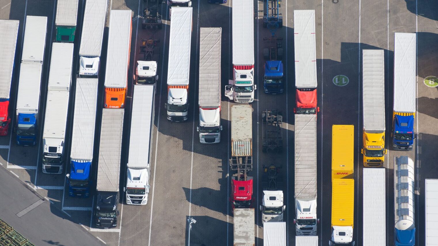 LKW-Rastplatz von oben fotografiert
