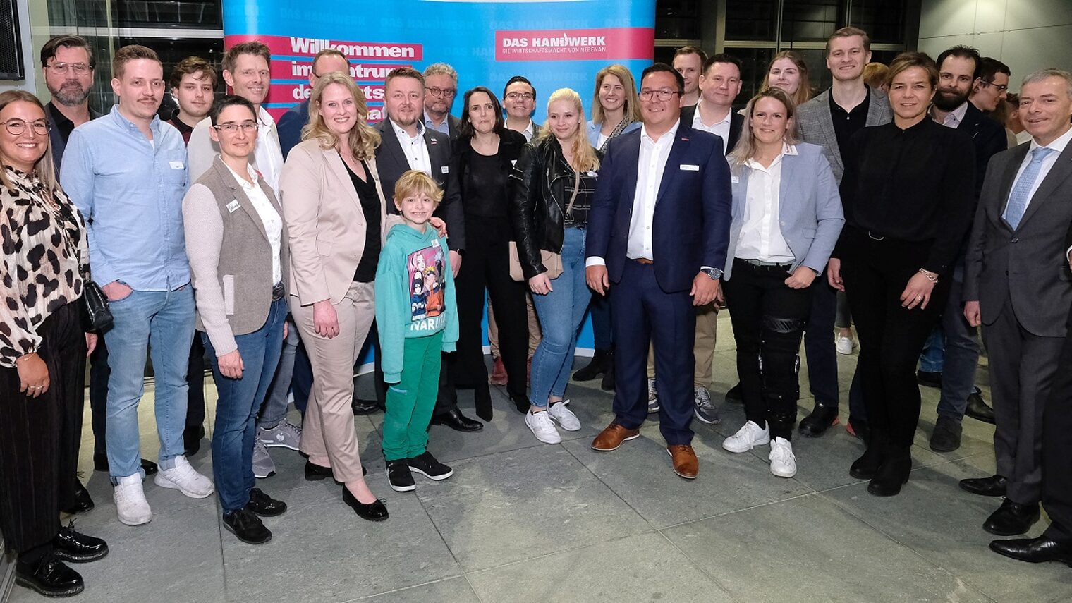 Gruppenbild mit Ministerin: "Junioren-Jump" im Forum der Stadtsparkasse Düsseldorf