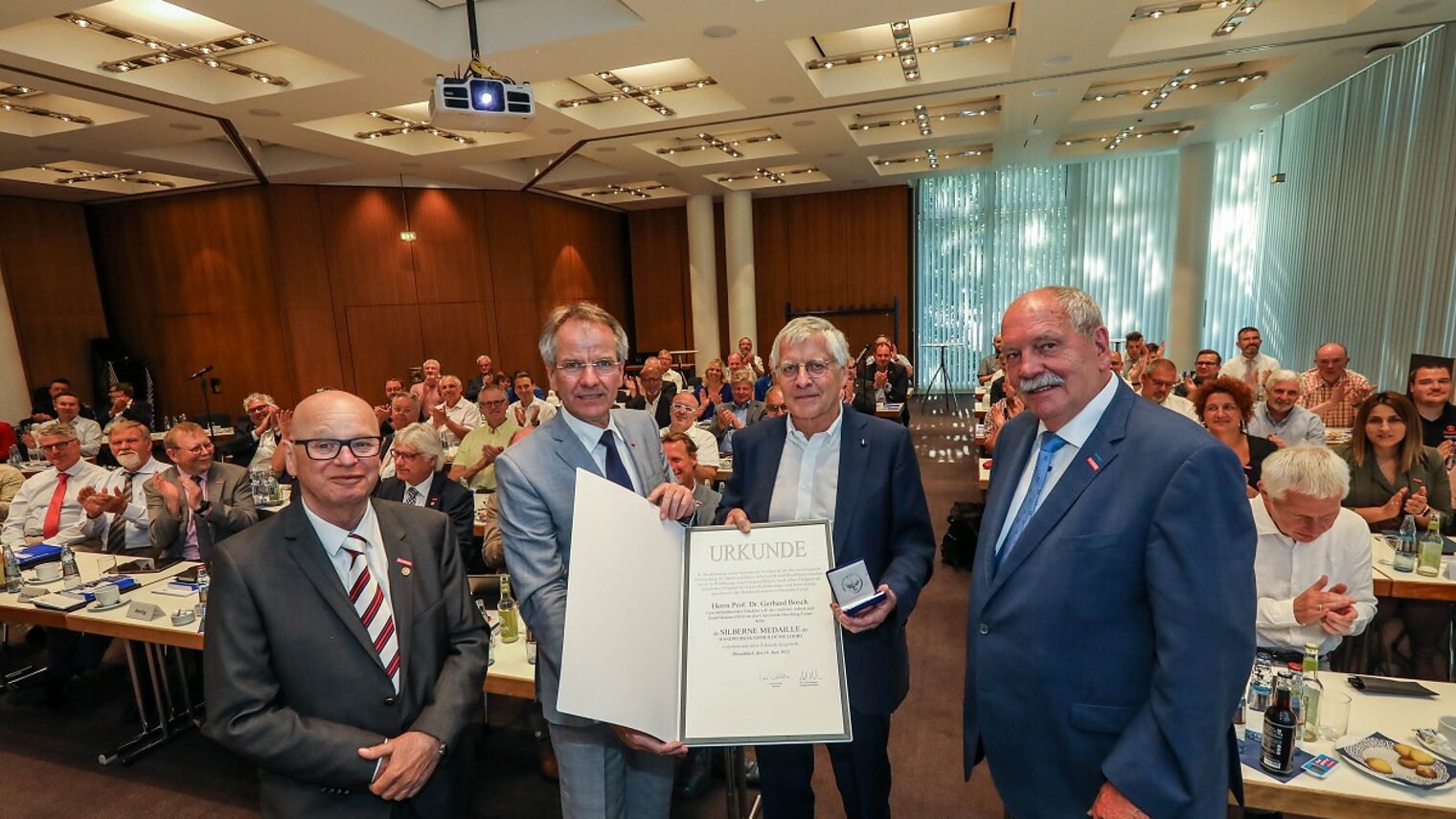 Prof. Dr. Gerhard Bosch wurde im Rahmen der Sommer-Vollversammlung mit der Silbernen Medaille ausgezeichnet.