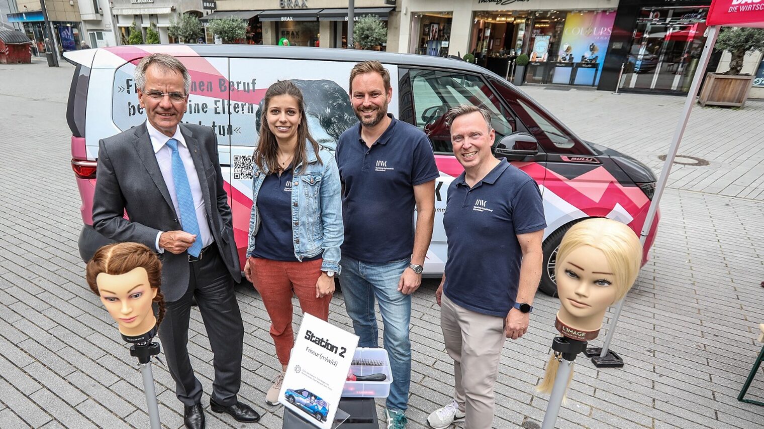 Präsident Andreas Ehlert, Ann-Kathrin Lauf, Ralf Bruckuf und Thomas Pohl am Beratungsstand der Ferienaktion.