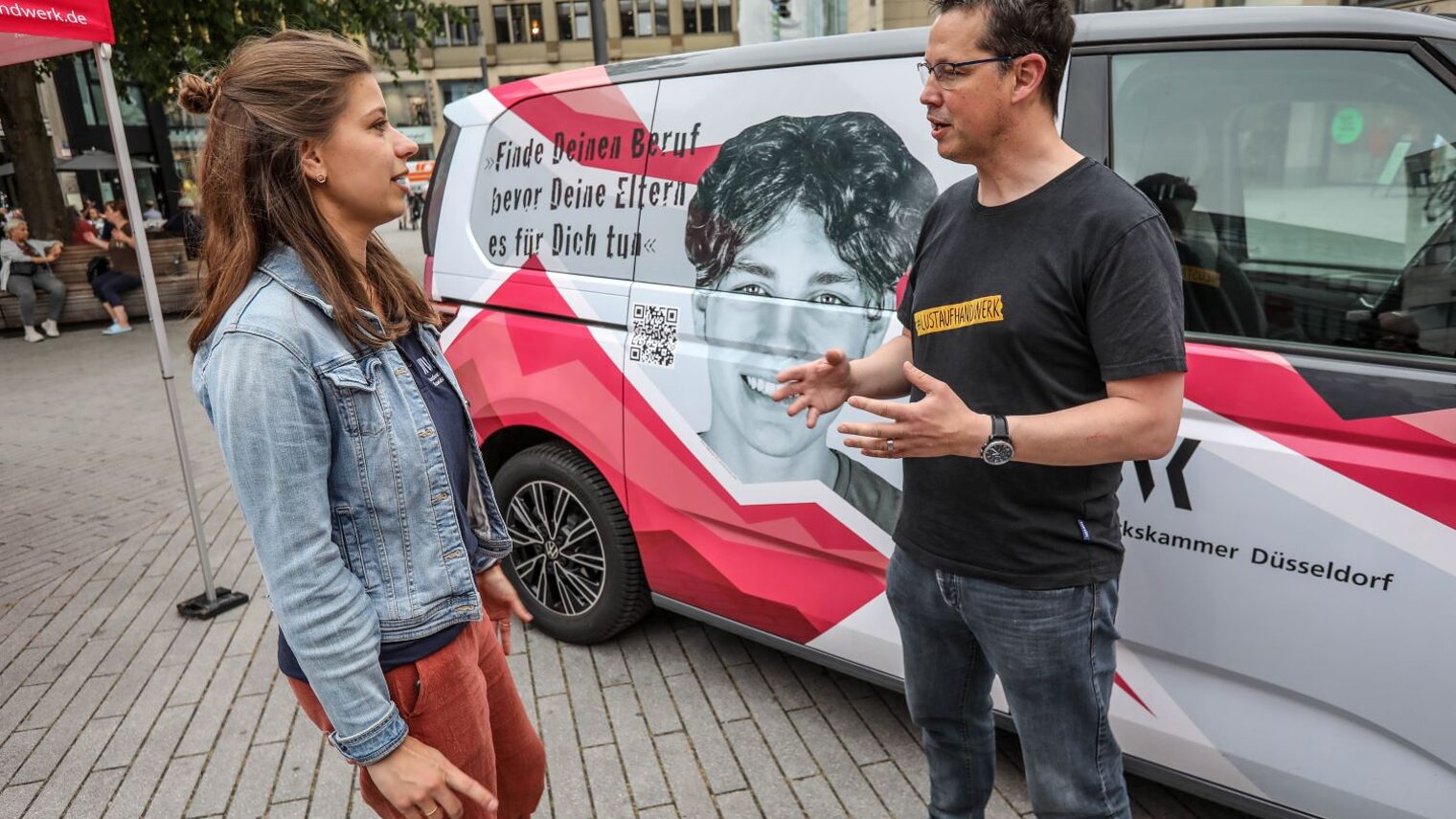 Karriere-Scout Ann-Kathrin Lauf im Gespräch bei der Ferienaktion "Nächster Halt Ausbildung".