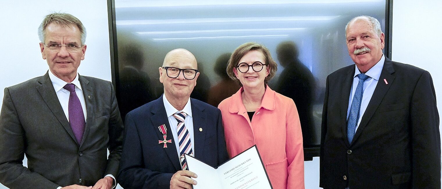Bundesverdienstkreuz an VP Karl-Heinz Reidenbach (v. l.): Präsident Ehlert, Vizepräsident Reidenbach, Heike Höltken, 1. stv. Landrätin Kreis Viersen, Vizepräsident Peters
