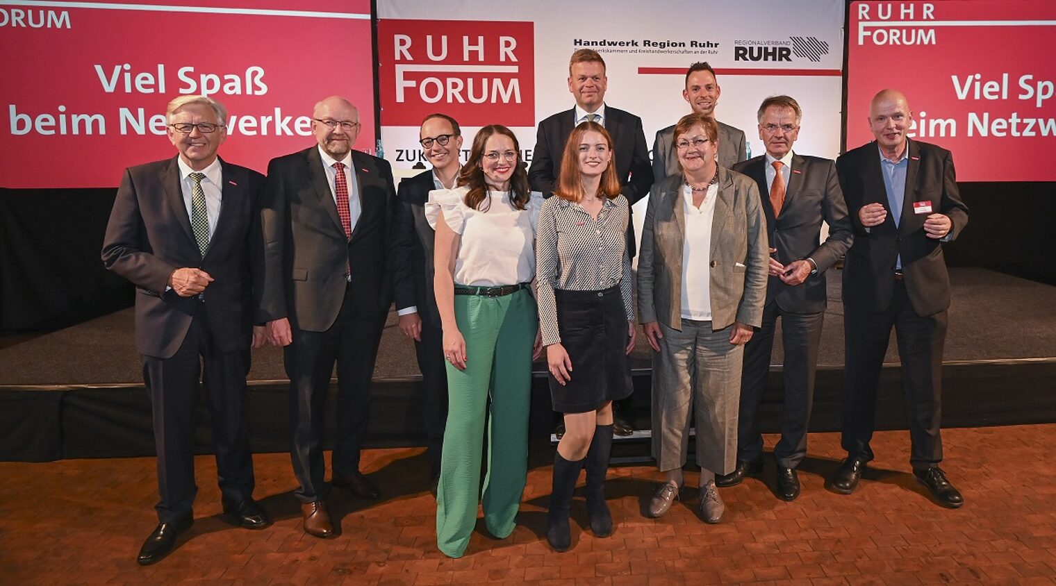 Gruppenbild mit Referenten und Organisatoren des Ruhr-Forums.