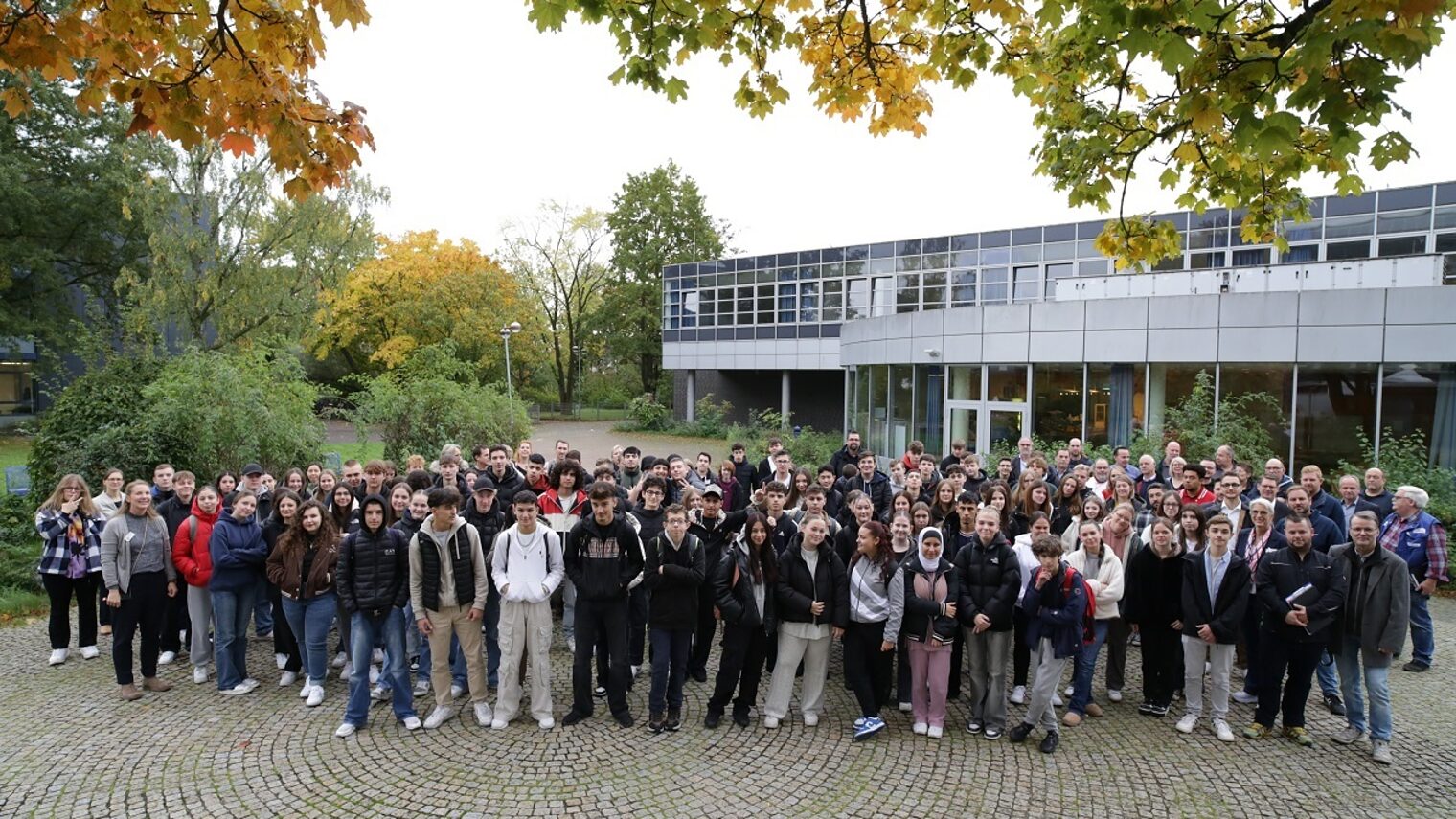 Gruppenfoto aller Teilnehmenden