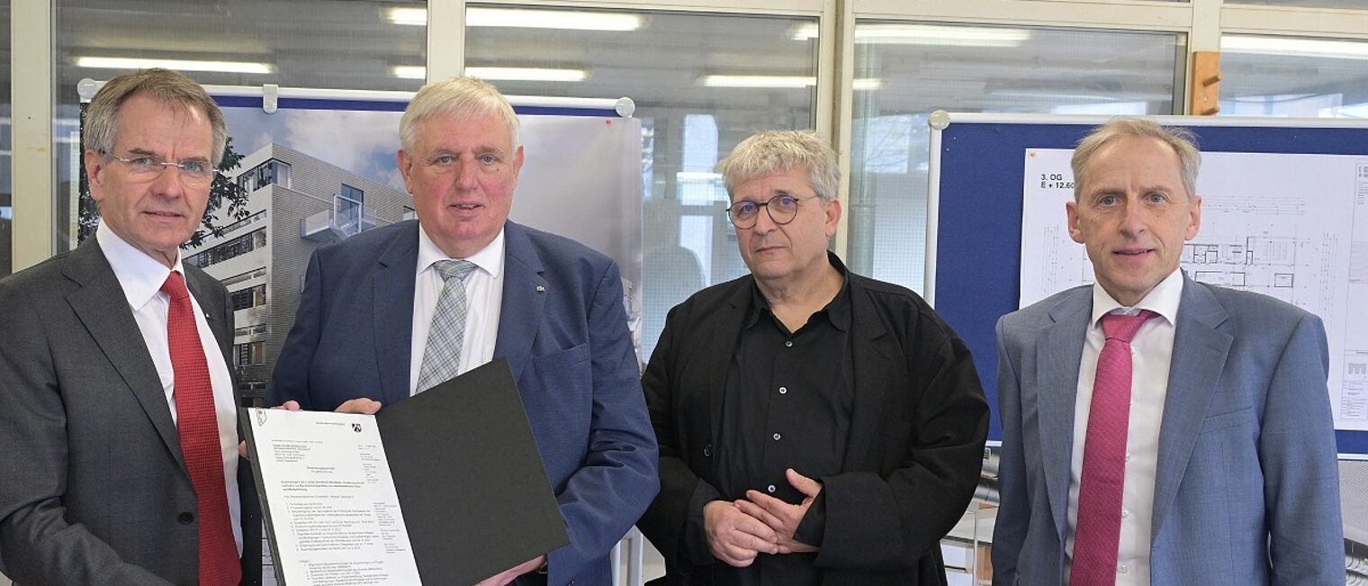 Besuch Arbeitsminister Laumann 19.03.24 (v. l.): Kammerpräsident Ehlert, Arbeitsminister Karl-Josef Laumann, Architekt Riecks und HGF Dr. Axel Fuhrmann