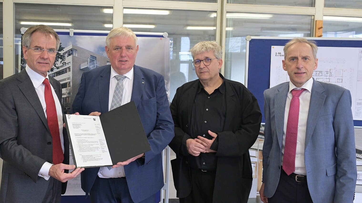 (v. l.): Kammerpräsident Ehlert, Arbeitsminister Karl-Josef Laumann, Architekt Riecks und HGF Dr. Axel Fuhrmann