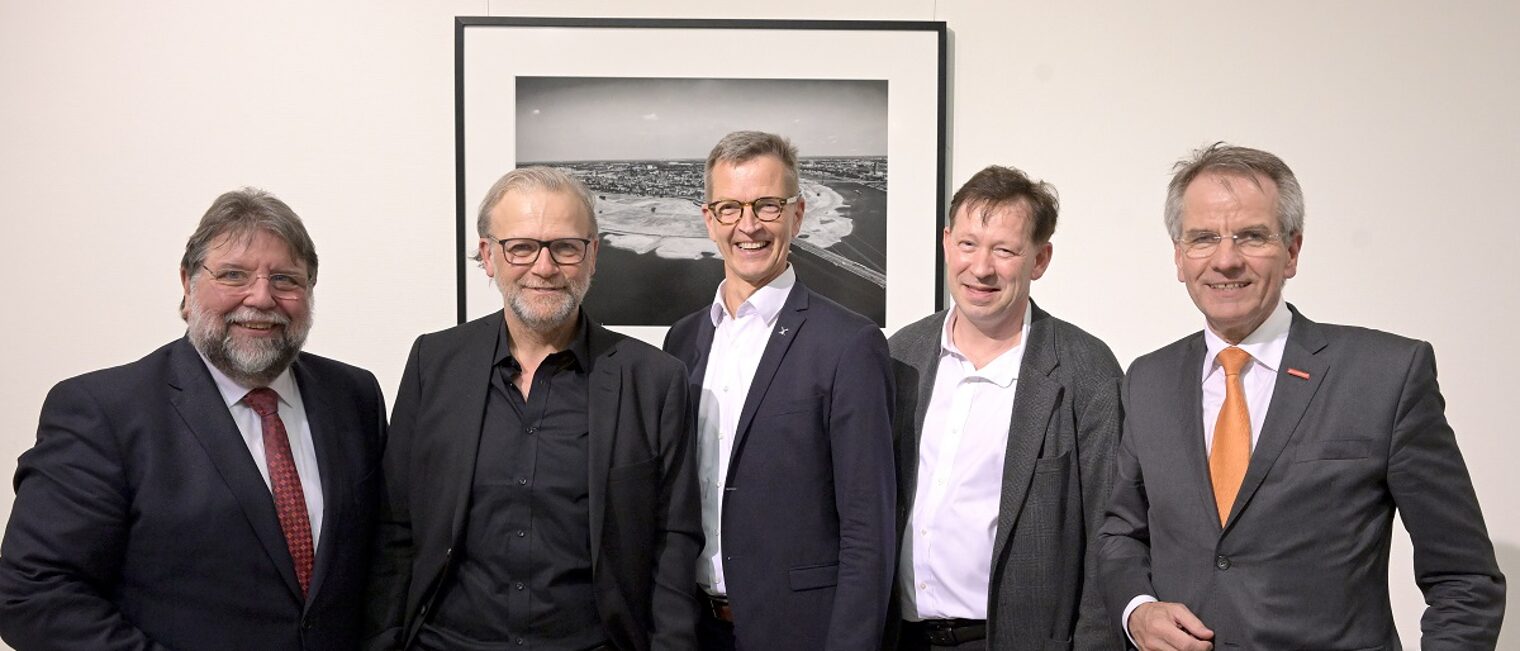 Ausstellungseröffnung Andreas Bretz (v. l.): Horst Thoren, Andreas Bretz, Josef Hinkel, Stadtdirektor Burkhard Hintzsche und Kammerpräsident Andreas Ehlert