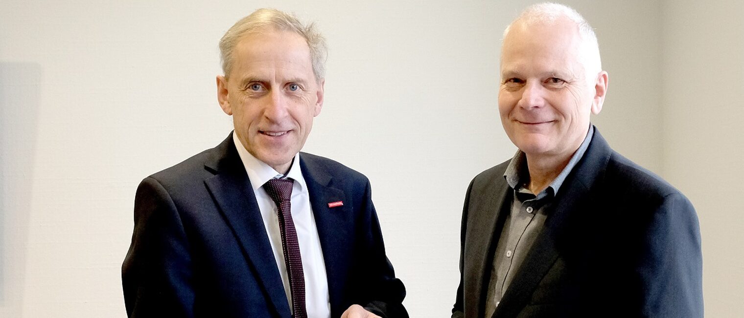 Sachverständigenvereidigung 5.3.2024 (v. l.): Hauptgeschäftsführer Dr. Axel Fuhrmann und Dr. Martin Strohmeyer nach der Verleihung der Bestellungsurkunde