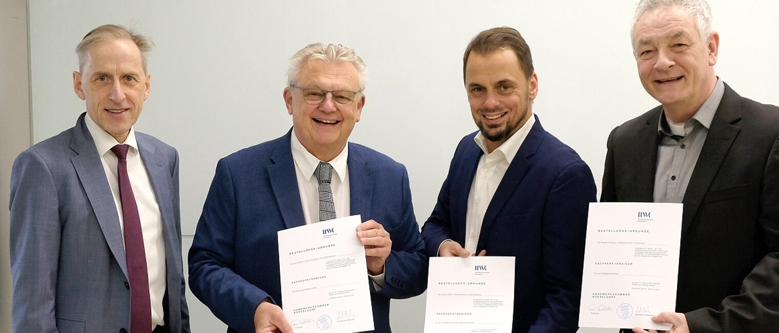 Sachverständigenvereidigung (v. l.) Hauptgeschäftsführer Dr. Axel Fuhrmann, Michael Blum, Sascha Möller und Michael Wolffgang