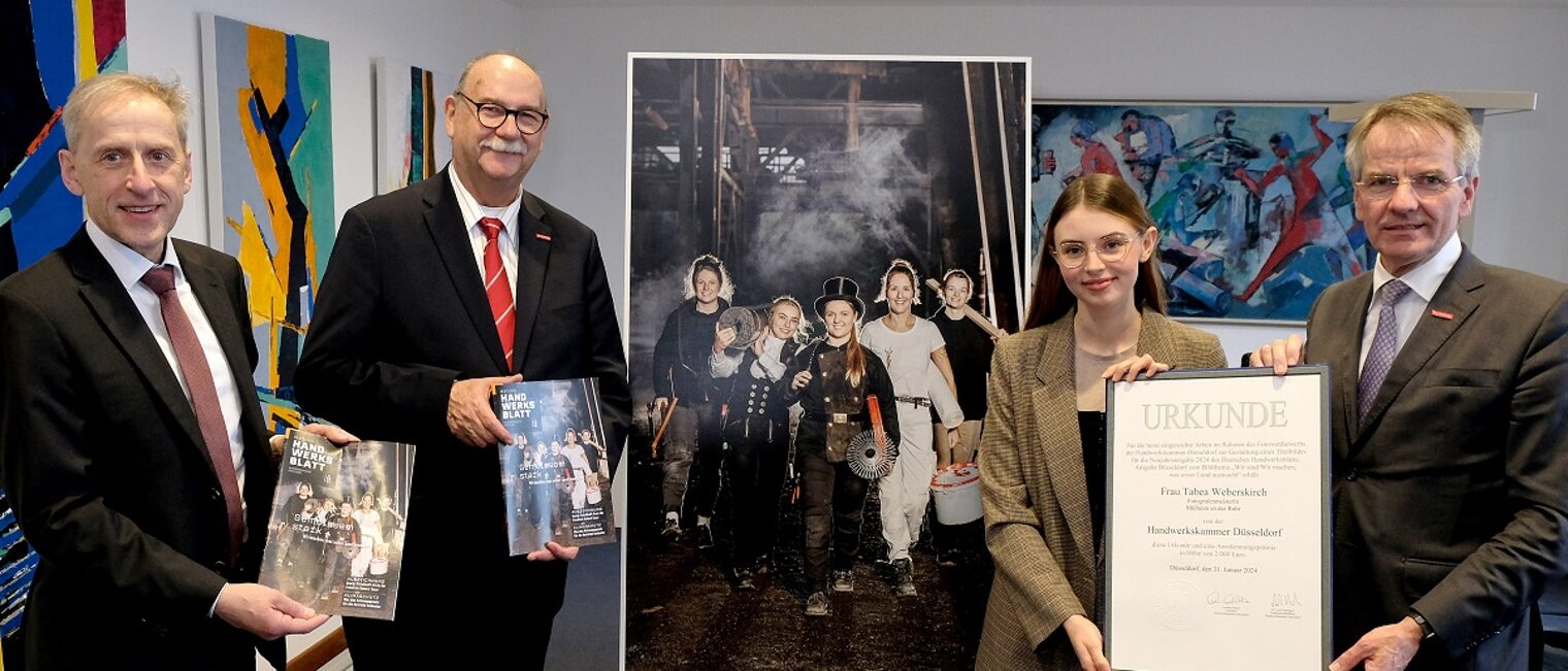 Foto-Wettbewerb Titelbild DHB-Magazin (v. l.): HGF Dr. Axel Fuhrmann, Vorstandsmitglied Bernd Münzenhofer, Tabea Weberskirch und Kammerpräsident Andreas Ehlert