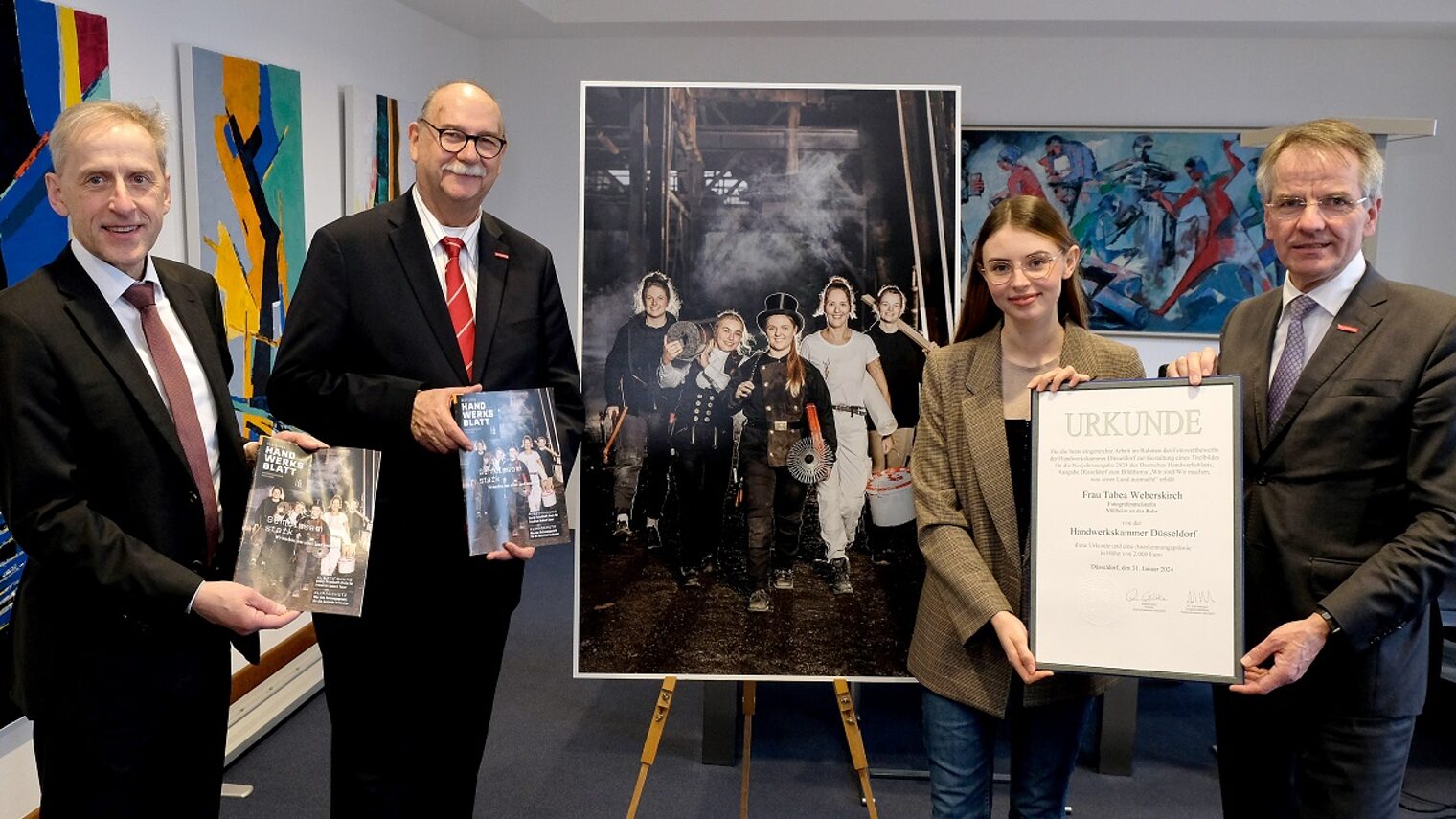 (v. l.): HGF Dr. Axel Fuhrmann, Vorstandsmitglied Bernd Münzenhofer, Tabea Weberskirch und Kammerpräsident Andreas Ehlert