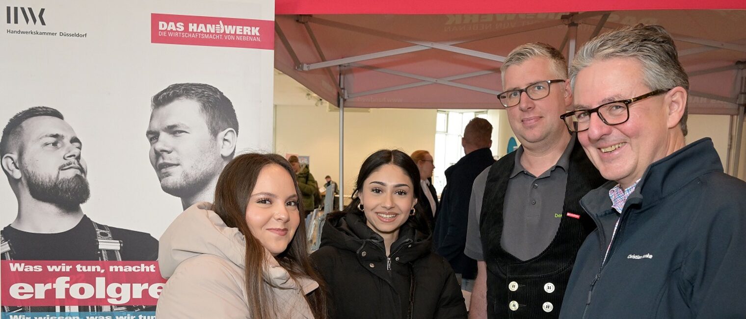 Azubi-Speeddating (v.l.) Joyce Vdovic, Ariana Zulfi, Daniel Benders und Kammer-Geschäftsführer Dr. Christian Henke