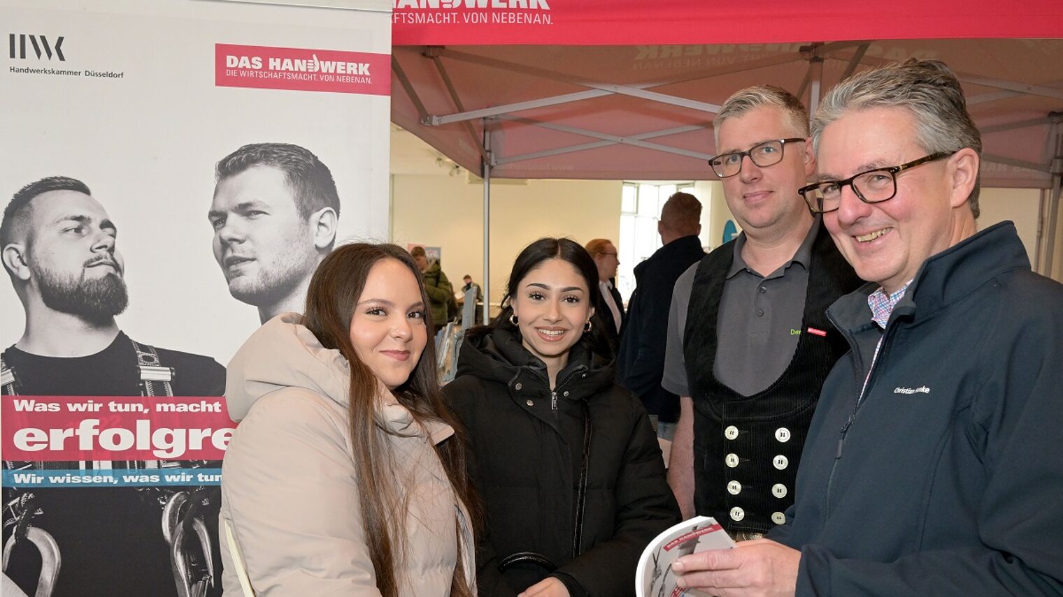 (v.l.) Joyce Vdovic, Ariana Zulfi, Daniel Benders und Kammer-Geschäftsführer Dr. Christian Henke