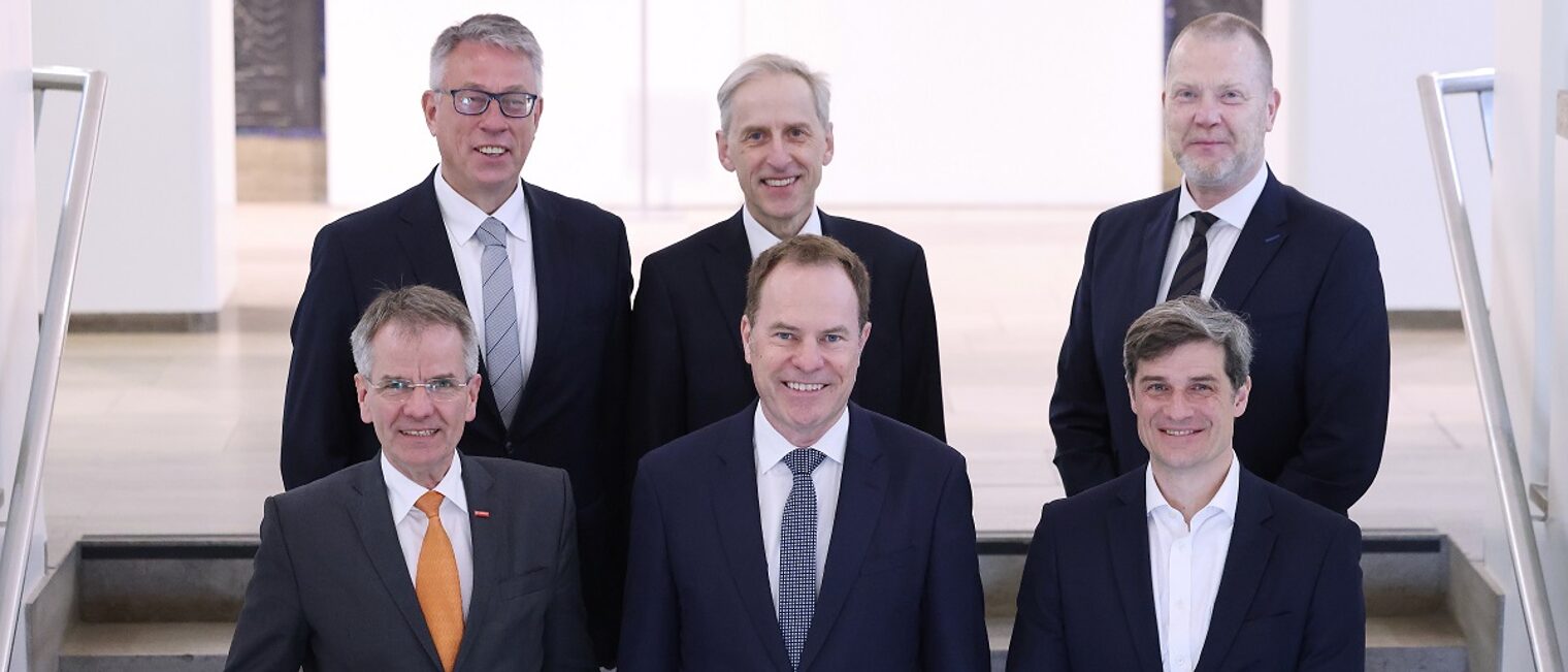 Spitzentreffen Masterplan Handwerk 08.04.2024 (vorne v.l.): A. Ehlert, Dr. Stephan Keller u. Ch. Zaum; (hinten v.l.): Lutz Denken, Dr. Axel Fuhrmann und Michael Kregel