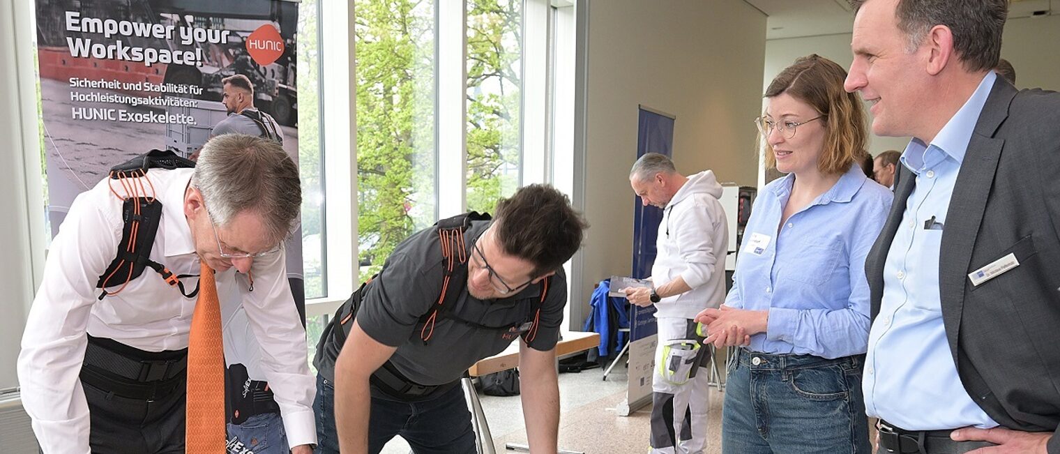 Veranstaltung Exoskelette (v. l.): Andreas Ehlert, Jan Rupprich, Hanna Middendorf und Dr. Nikolaus Paffenholz